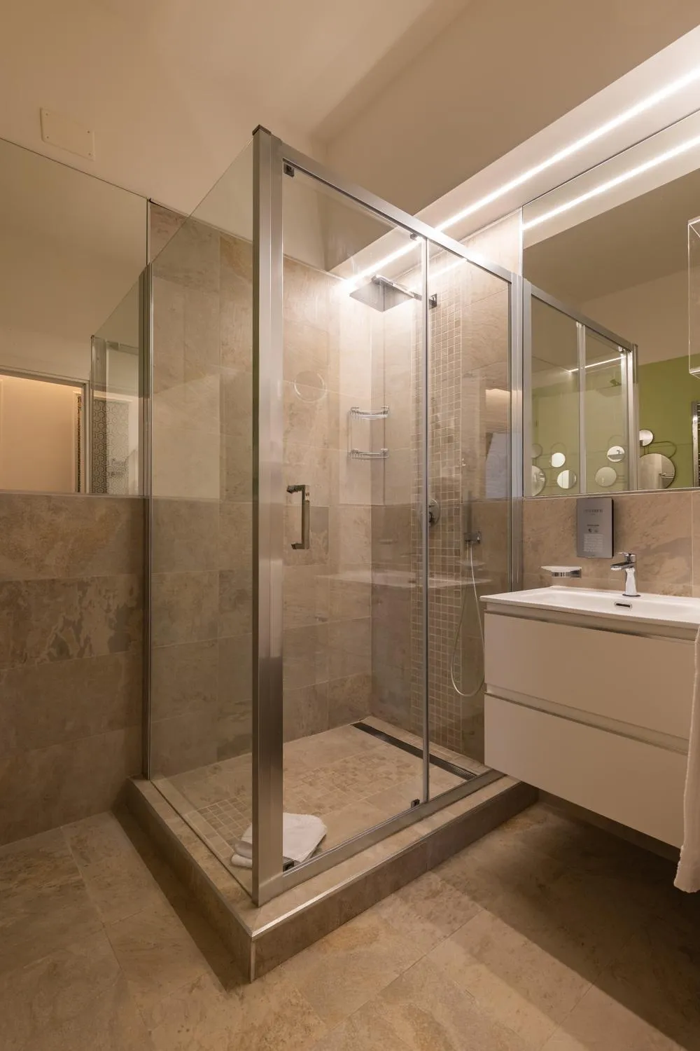 Shower in Navona 49 Luxury Suites&Apartment