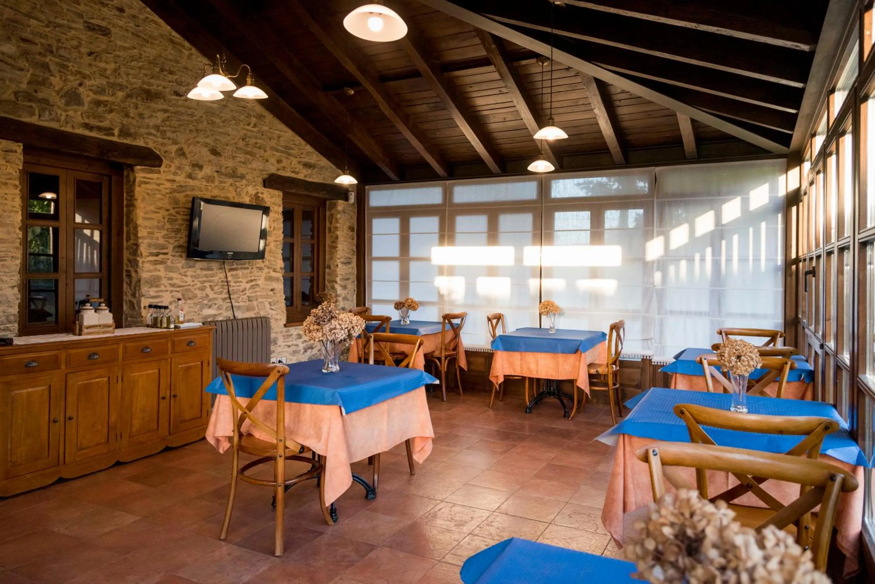 Restaurant/places to eat in Hotel Rural Casona Trabadelo