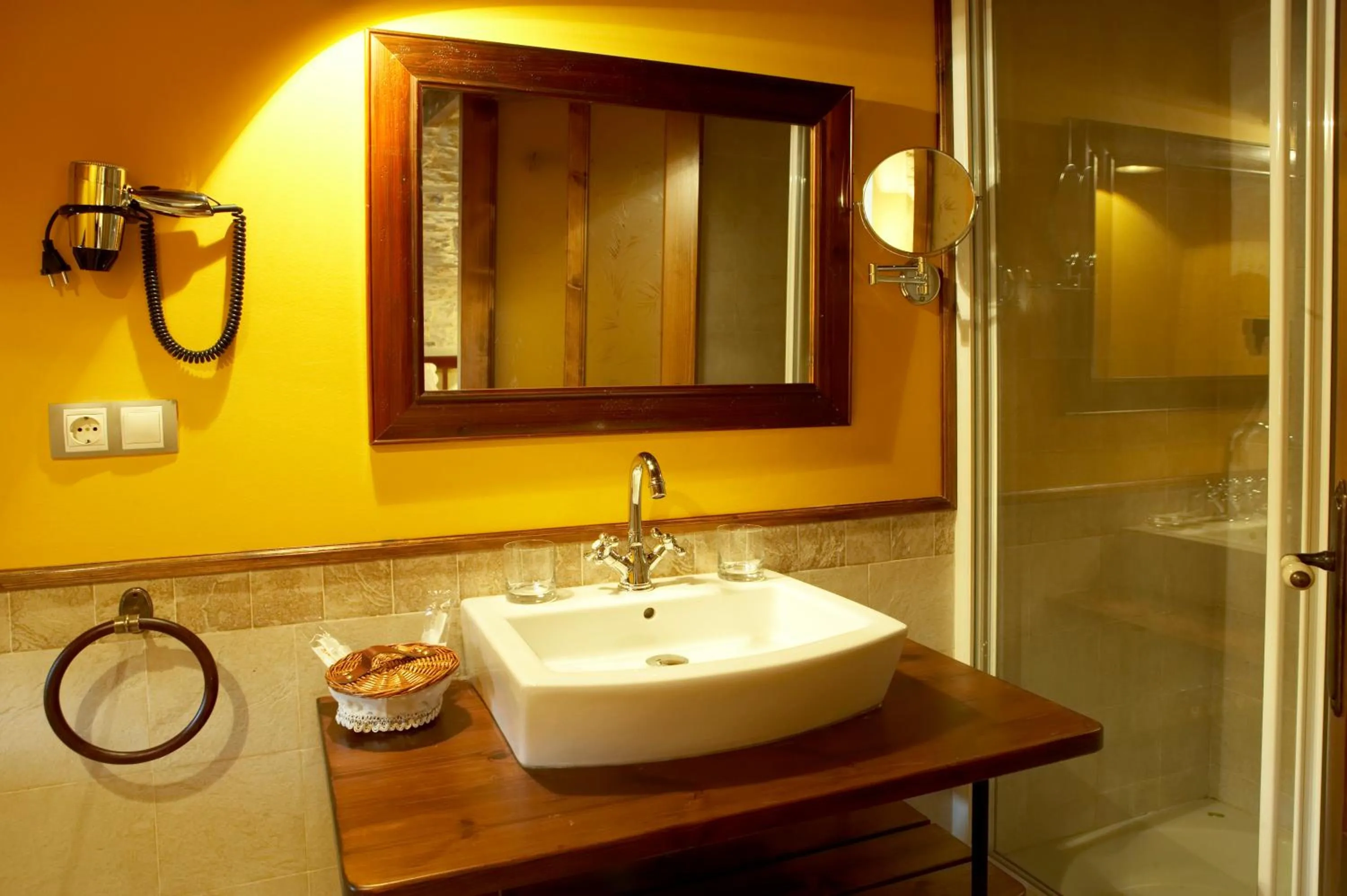 Shower in Hotel Rural Casona Trabadelo