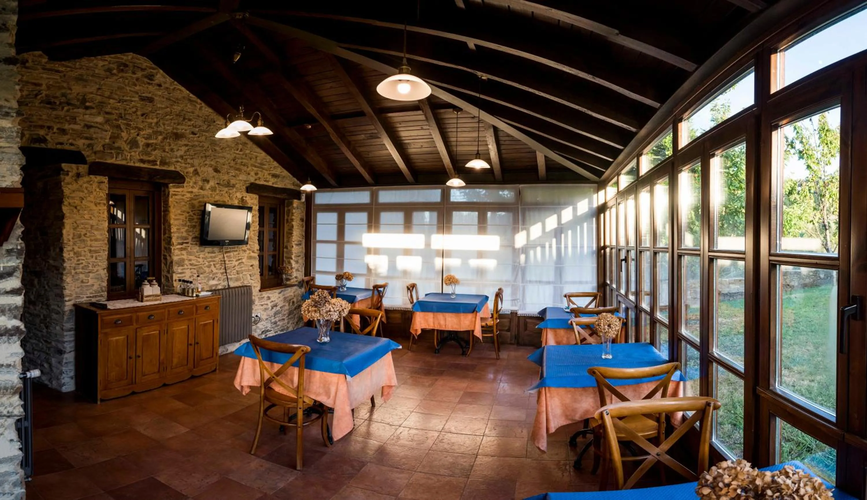 Restaurant/places to eat in Hotel Rural Casona Trabadelo