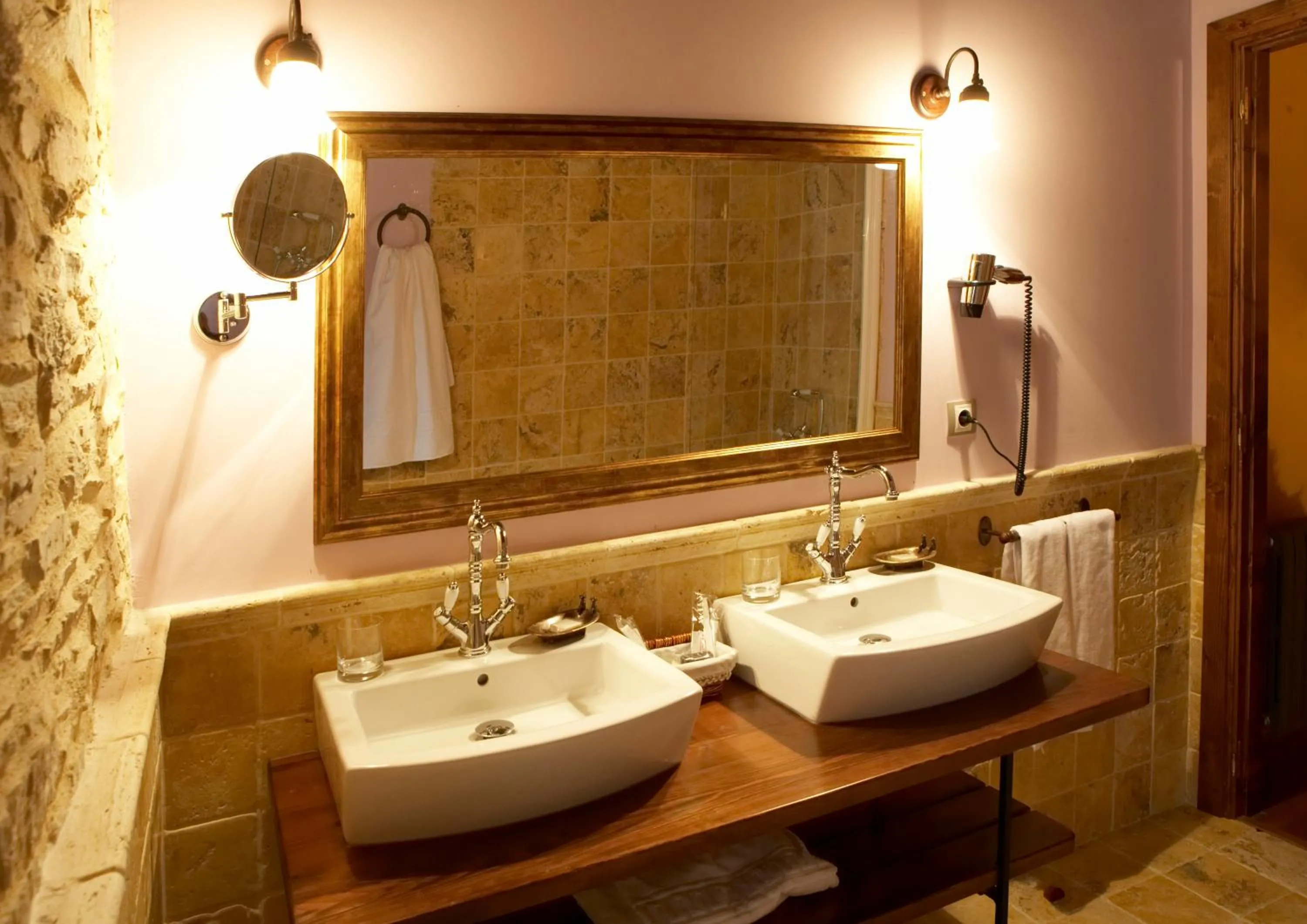 Toilet in Hotel Rural Casona Trabadelo
