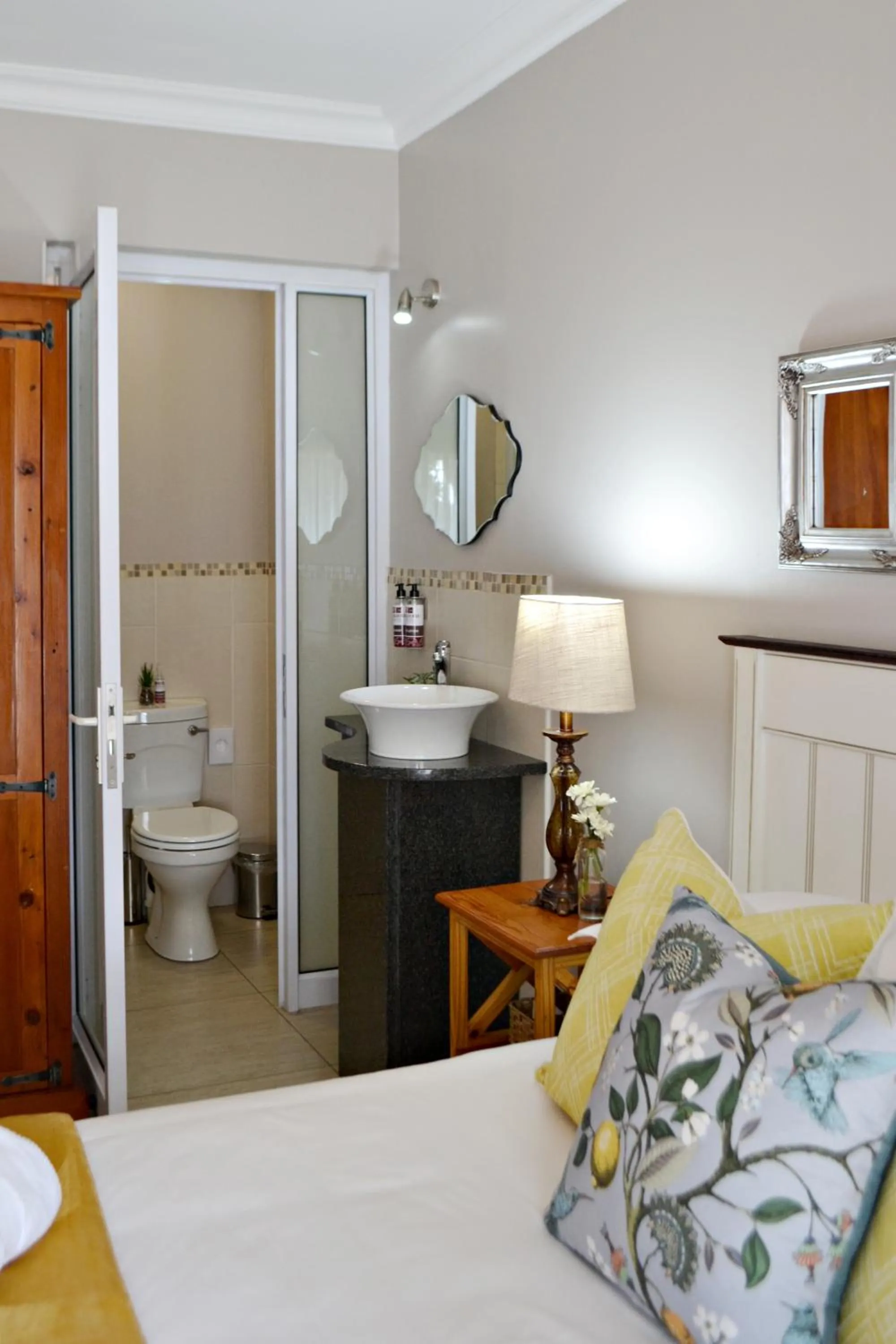 Shower, Bed in Bokmakierie Gastehuis Emalahleni Pty Ltd