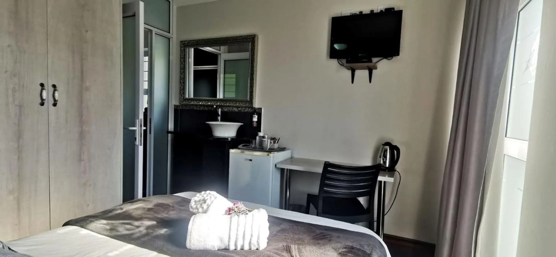 Property building, Bed in Bokmakierie Gastehuis Emalahleni Pty Ltd