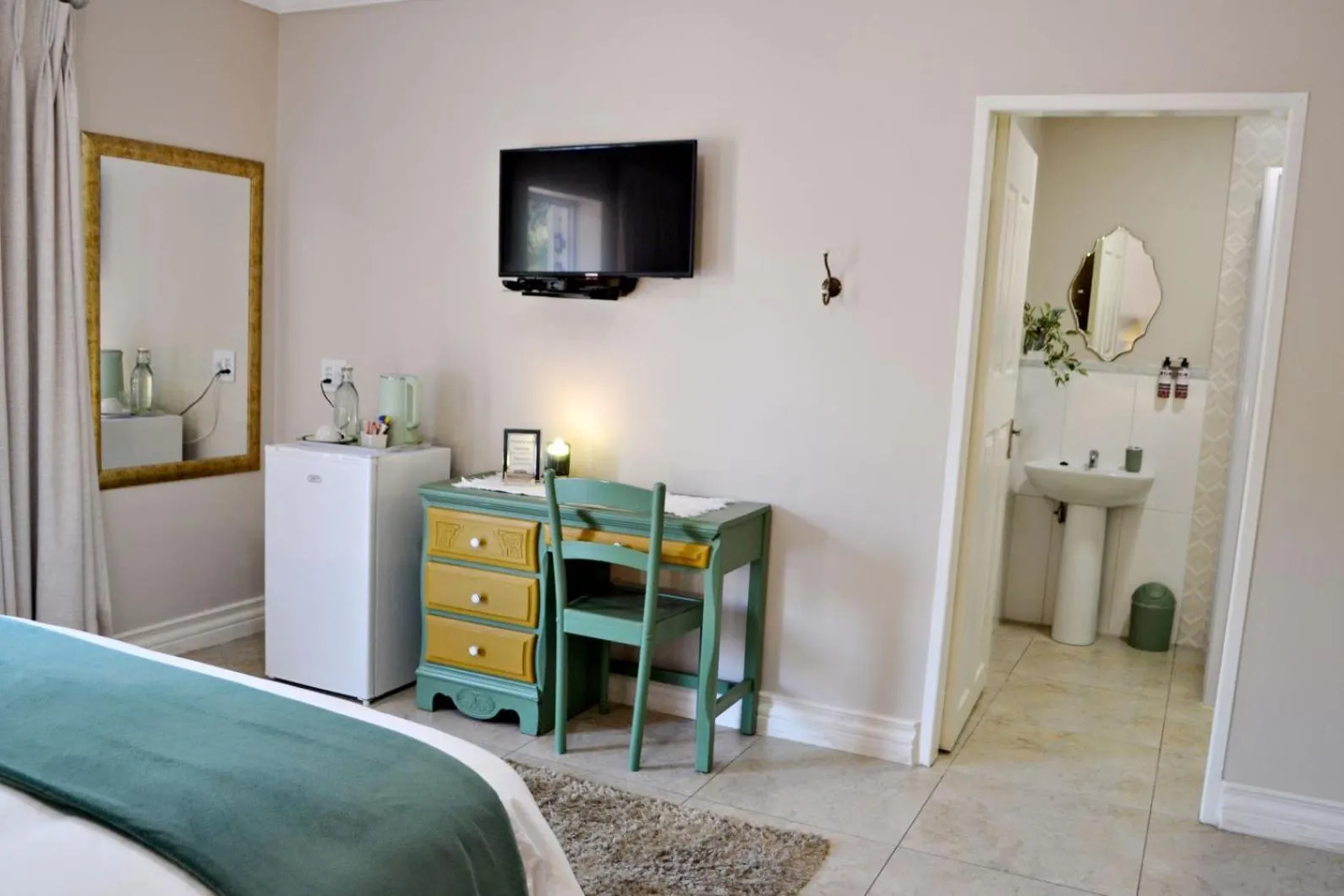 Coffee/tea facilities, Bed in Bokmakierie Gastehuis Emalahleni Pty Ltd