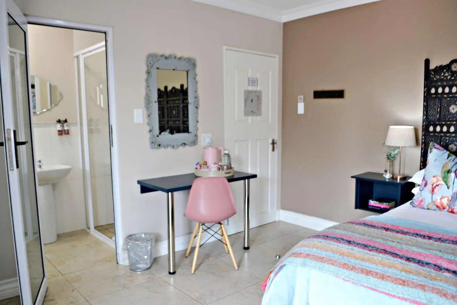 Shower, Bed in Bokmakierie Gastehuis Emalahleni Pty Ltd