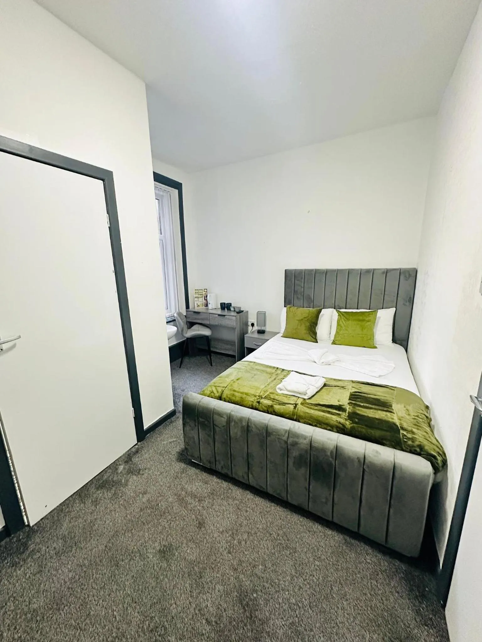 Bedroom, Bed in The New Valron Hotel