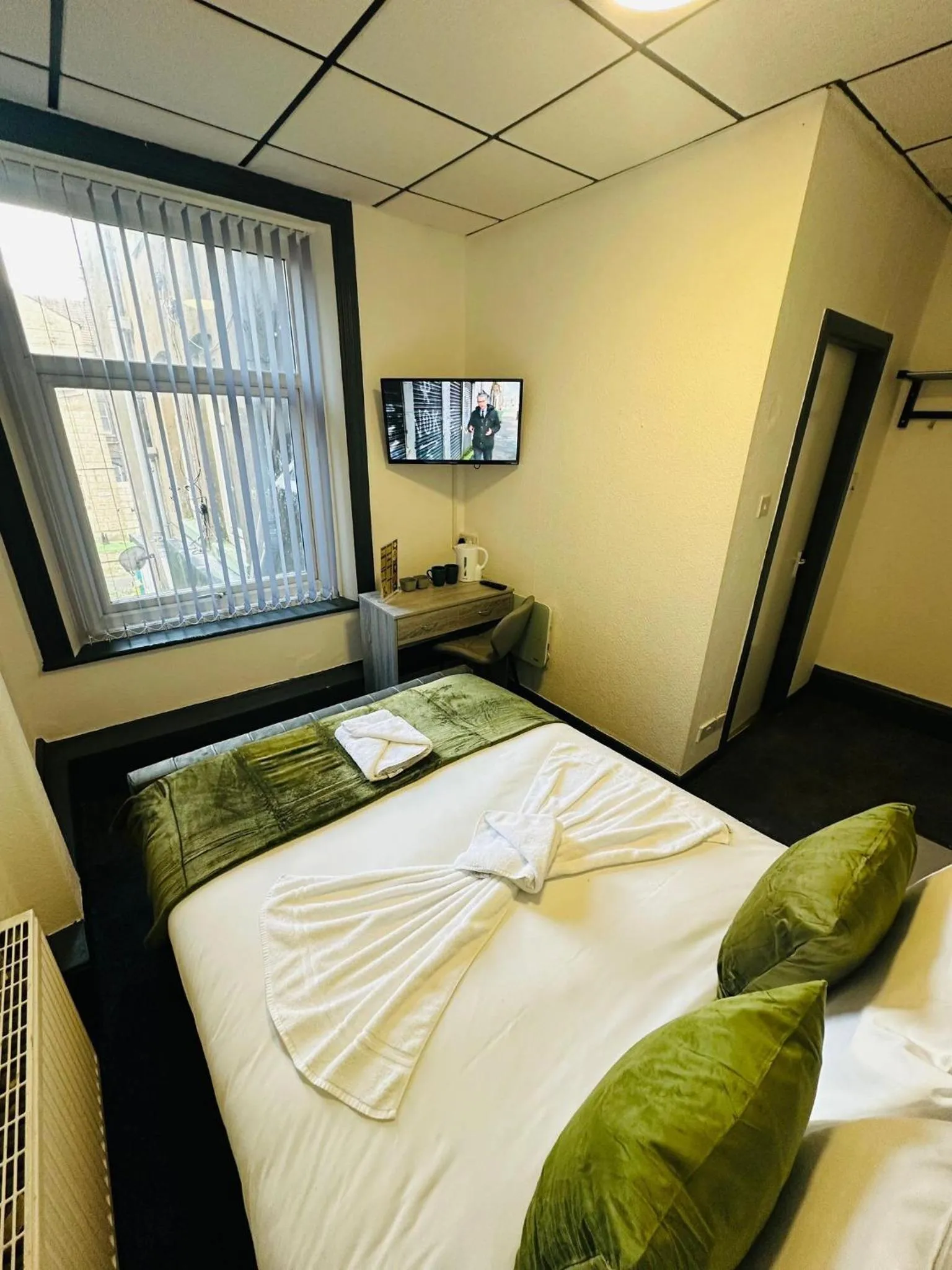 Bedroom, Bed in The New Valron Hotel