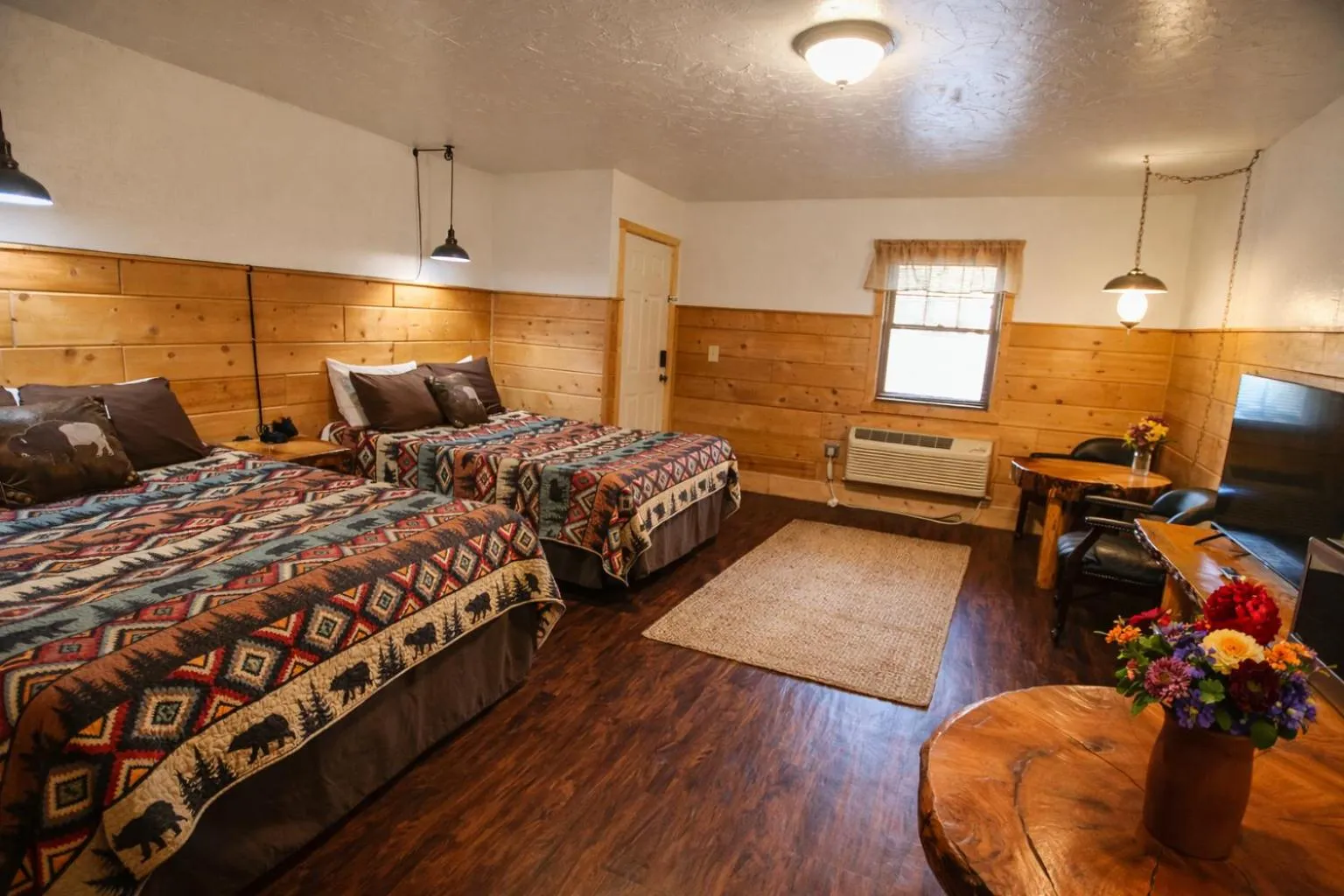 Photo of the whole room, Bed in Chinook Winds Lodge