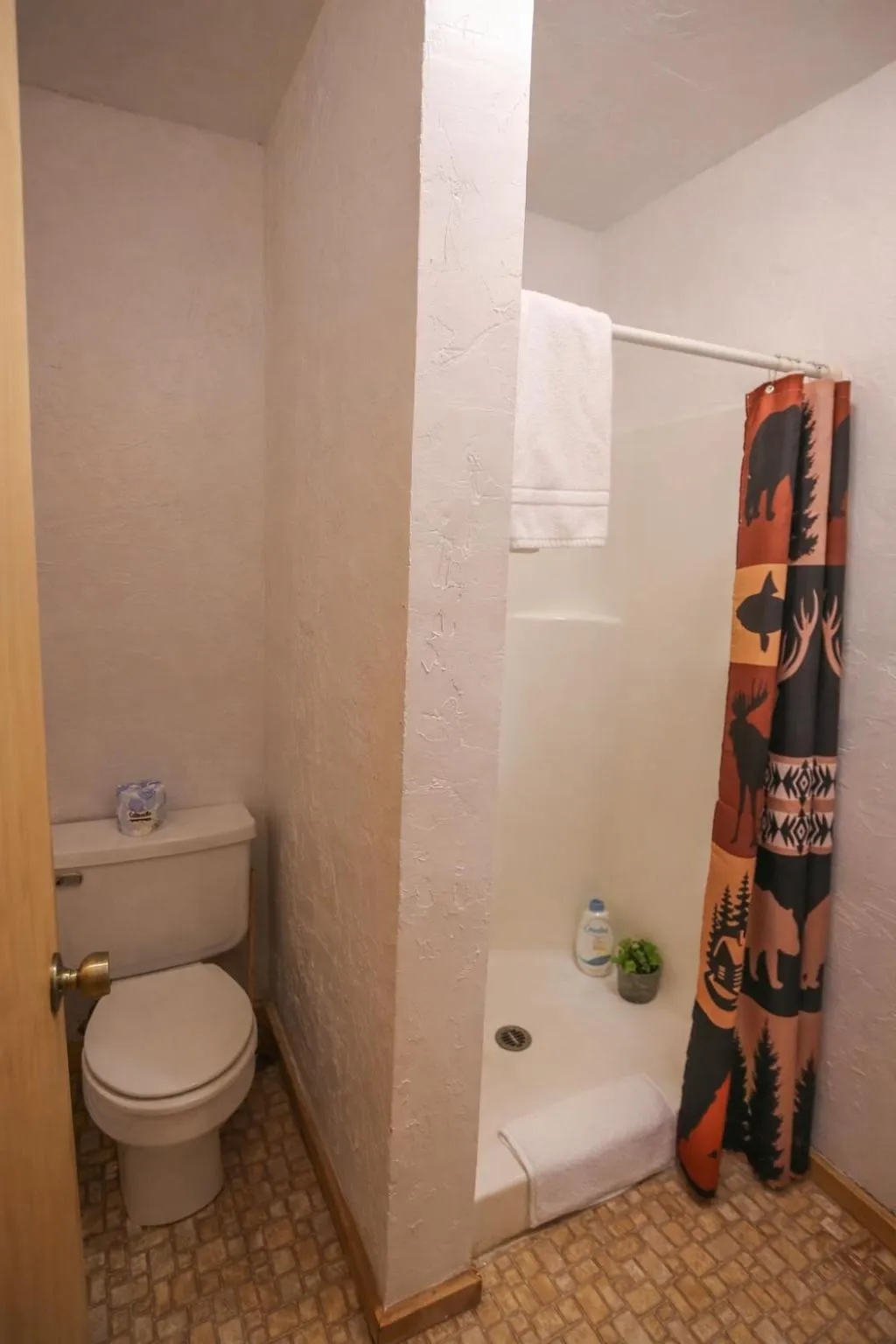 Shower in Chinook Winds Lodge