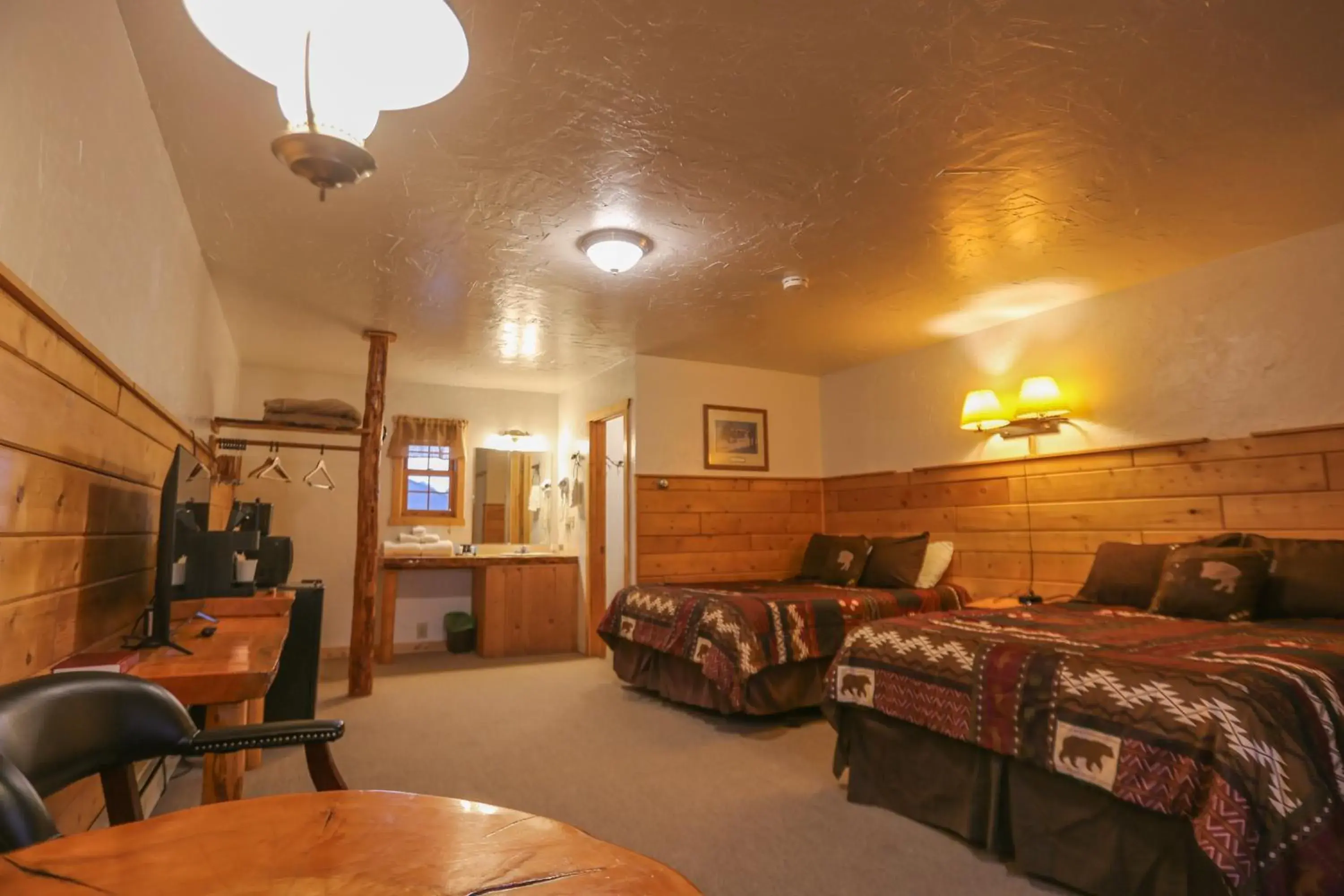 Quadruple Room with Private Bathroom in Chinook Winds Lodge Quadruple Room with Private Bathroom in Chinook Winds Lodge