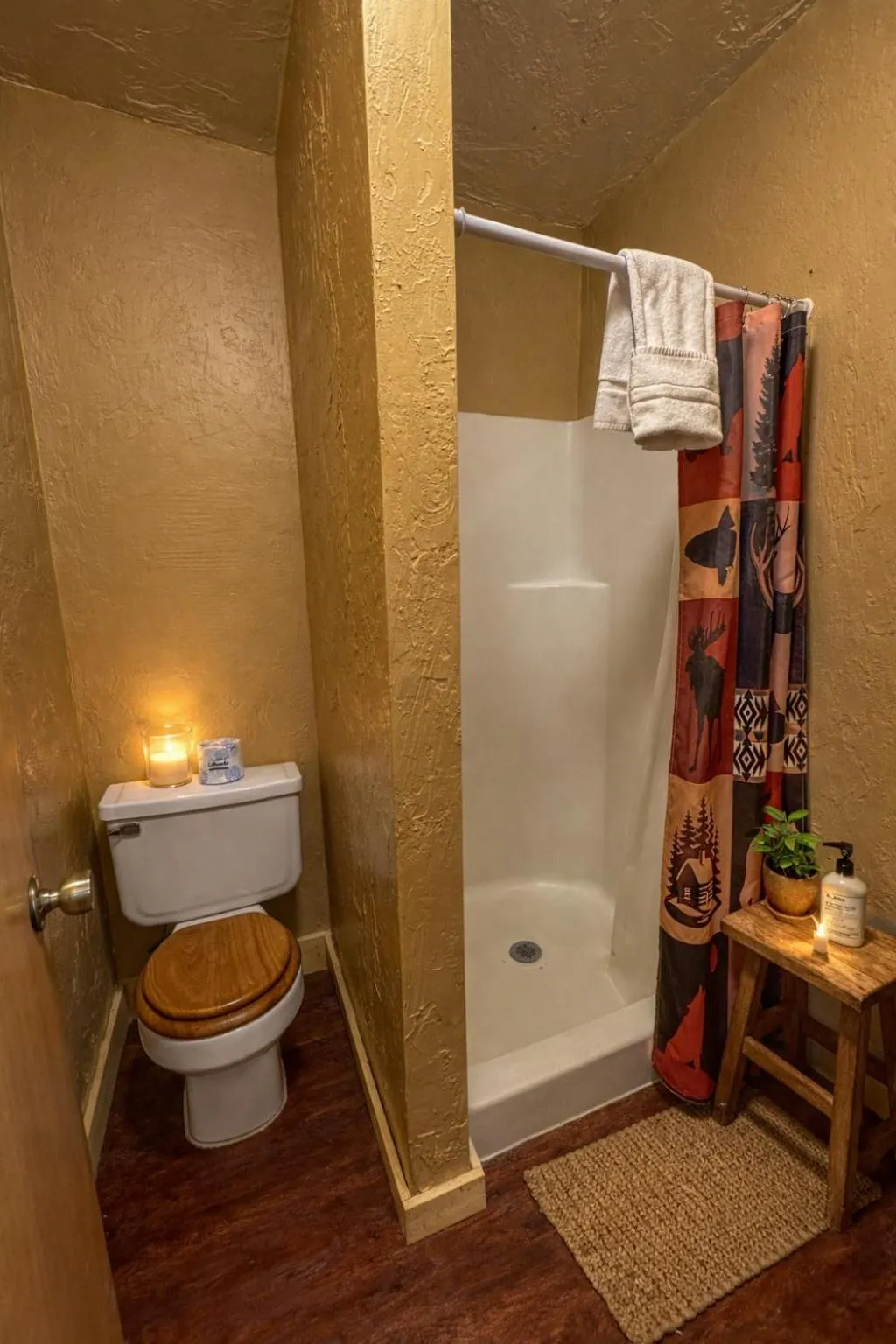 Toilet in Chinook Winds Lodge