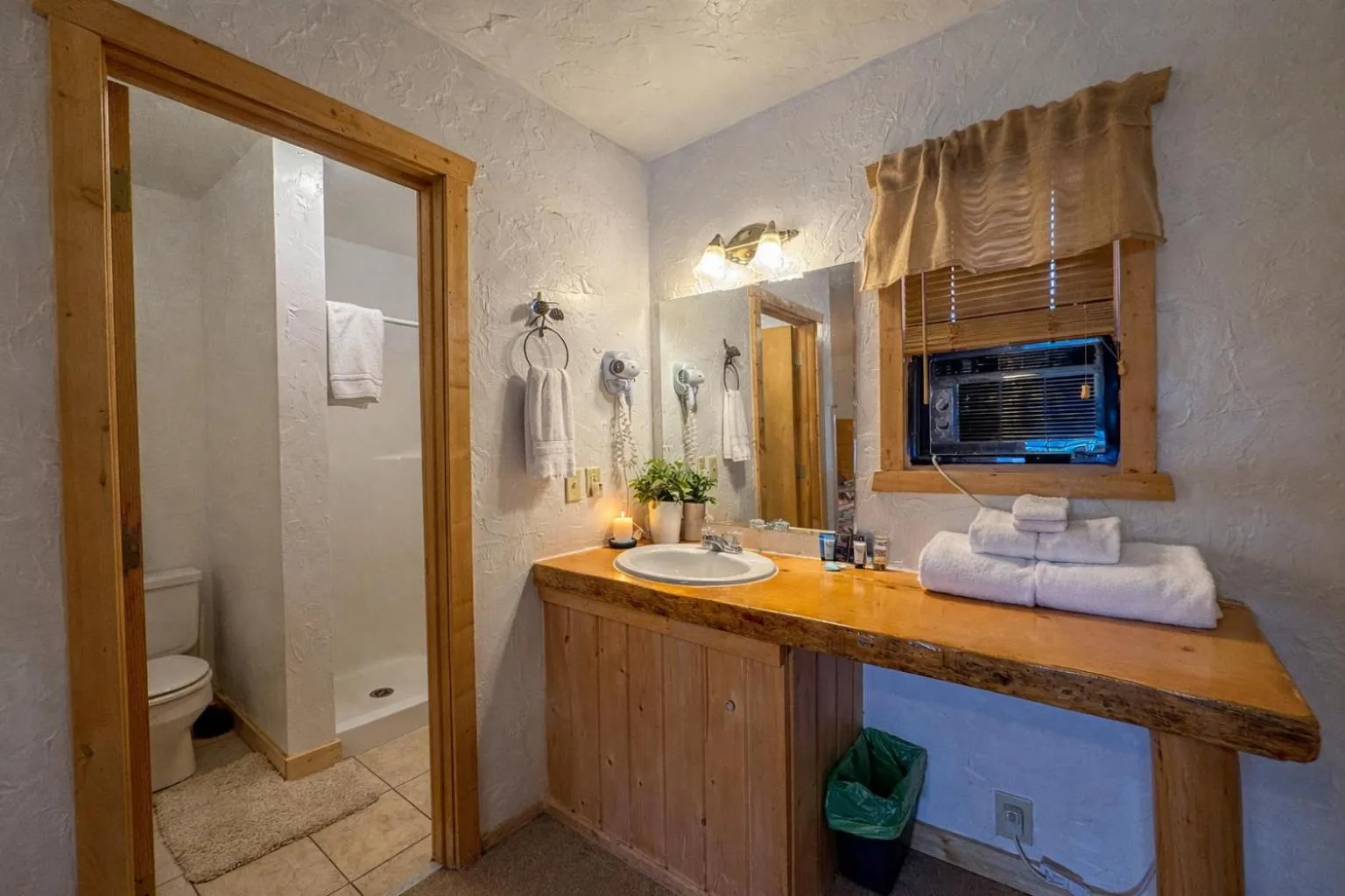 Shower in Chinook Winds Lodge