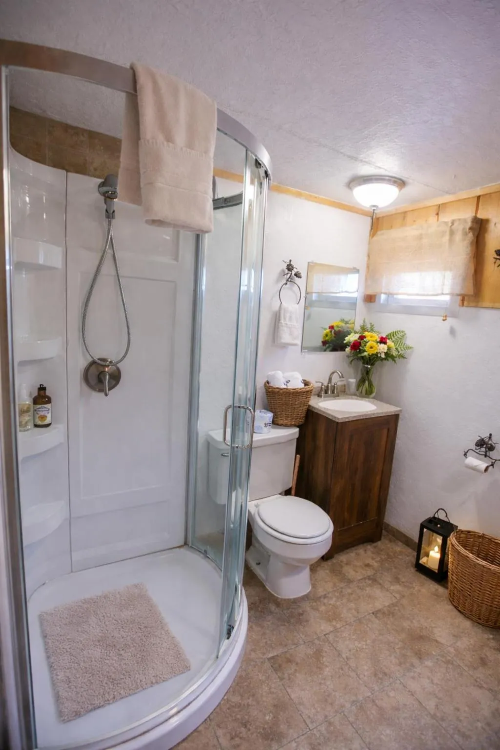 Shower in Chinook Winds Lodge