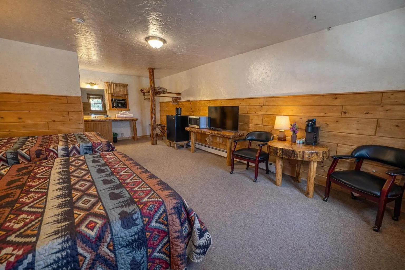 Photo of the whole room, Bed in Chinook Winds Lodge