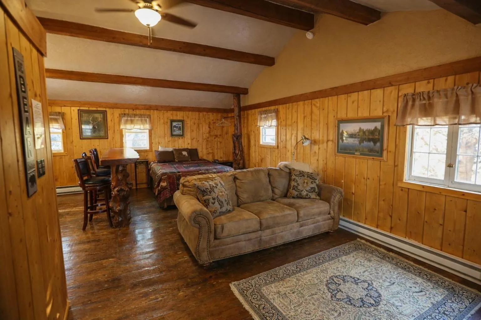 Living room in Chinook Winds Lodge
