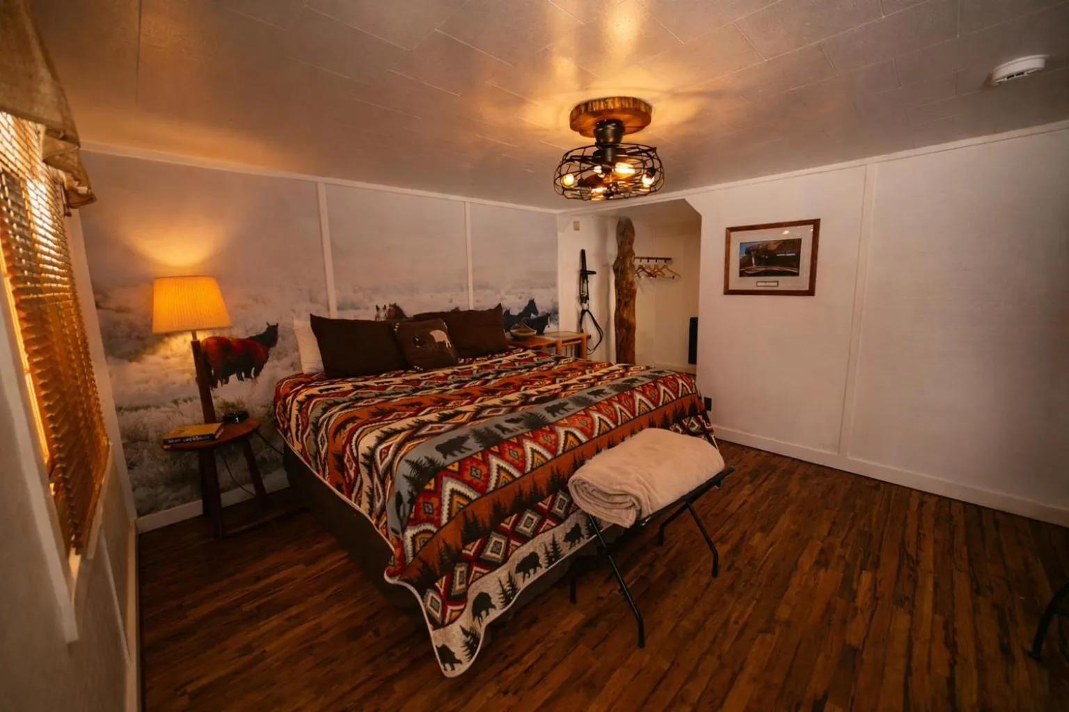 Bedroom, Bed in Chinook Winds Lodge