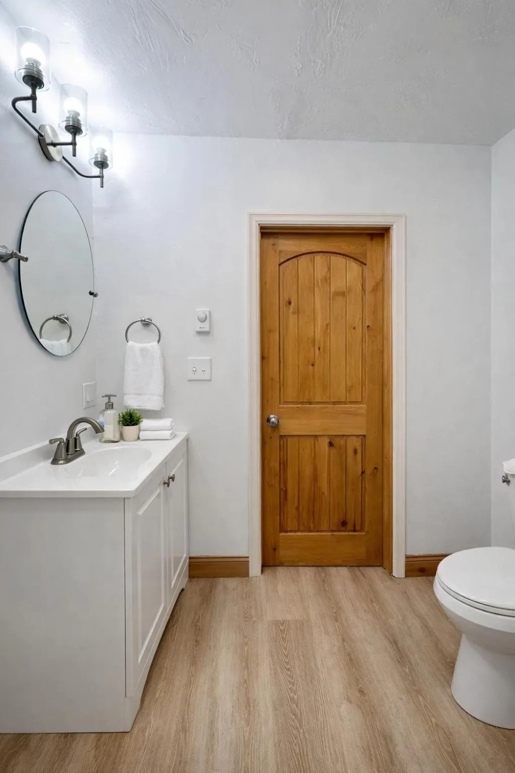 Bathroom in Chinook Winds Lodge