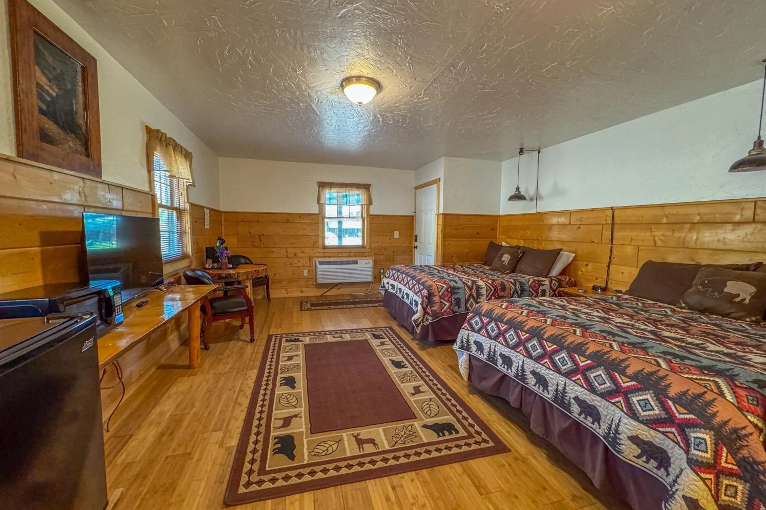 Photo of the whole room, Bed in Chinook Winds Lodge
