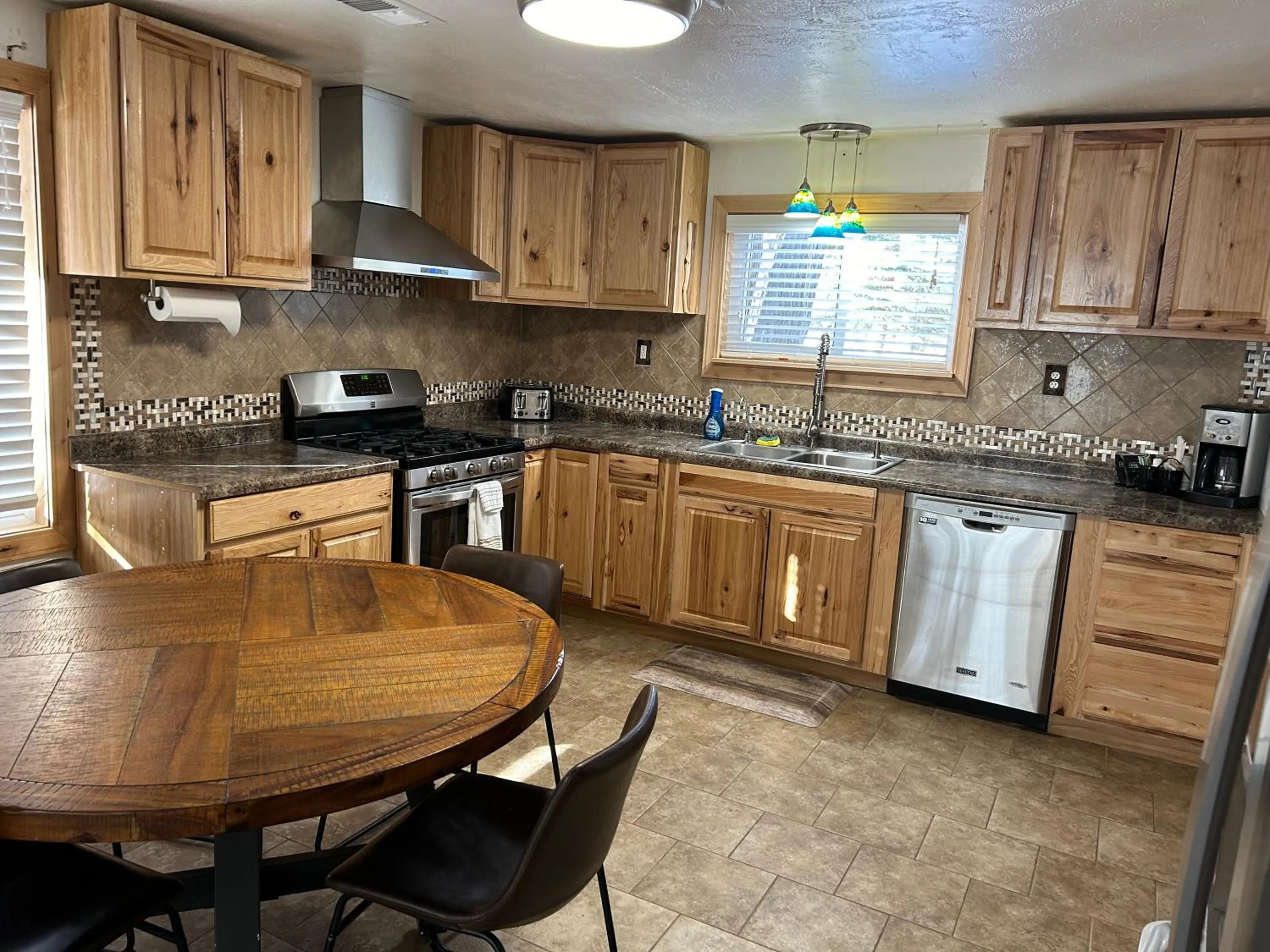 Kitchen or kitchenette in Chinook Winds Lodge