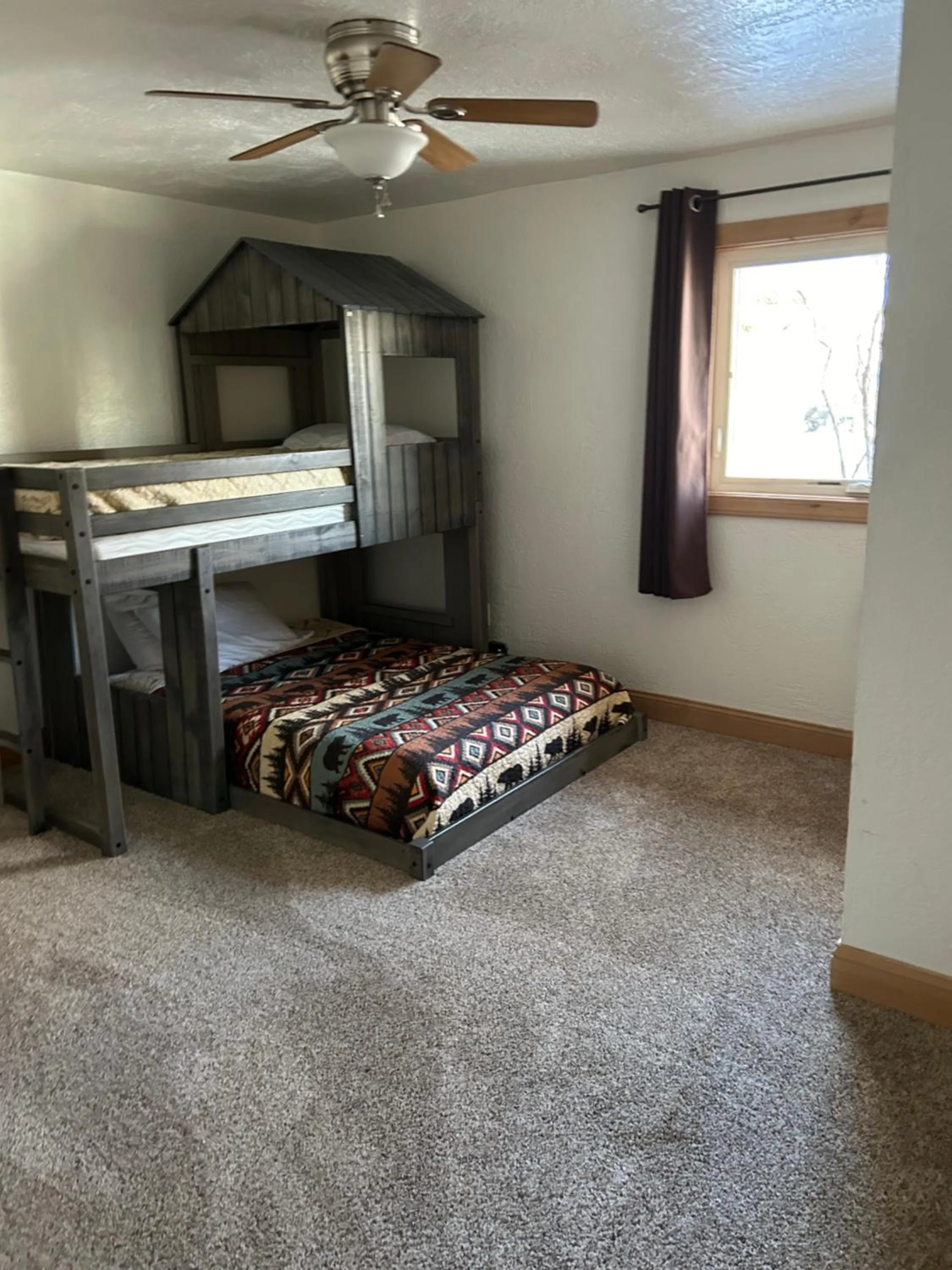 Bedroom, Bed in Chinook Winds Lodge