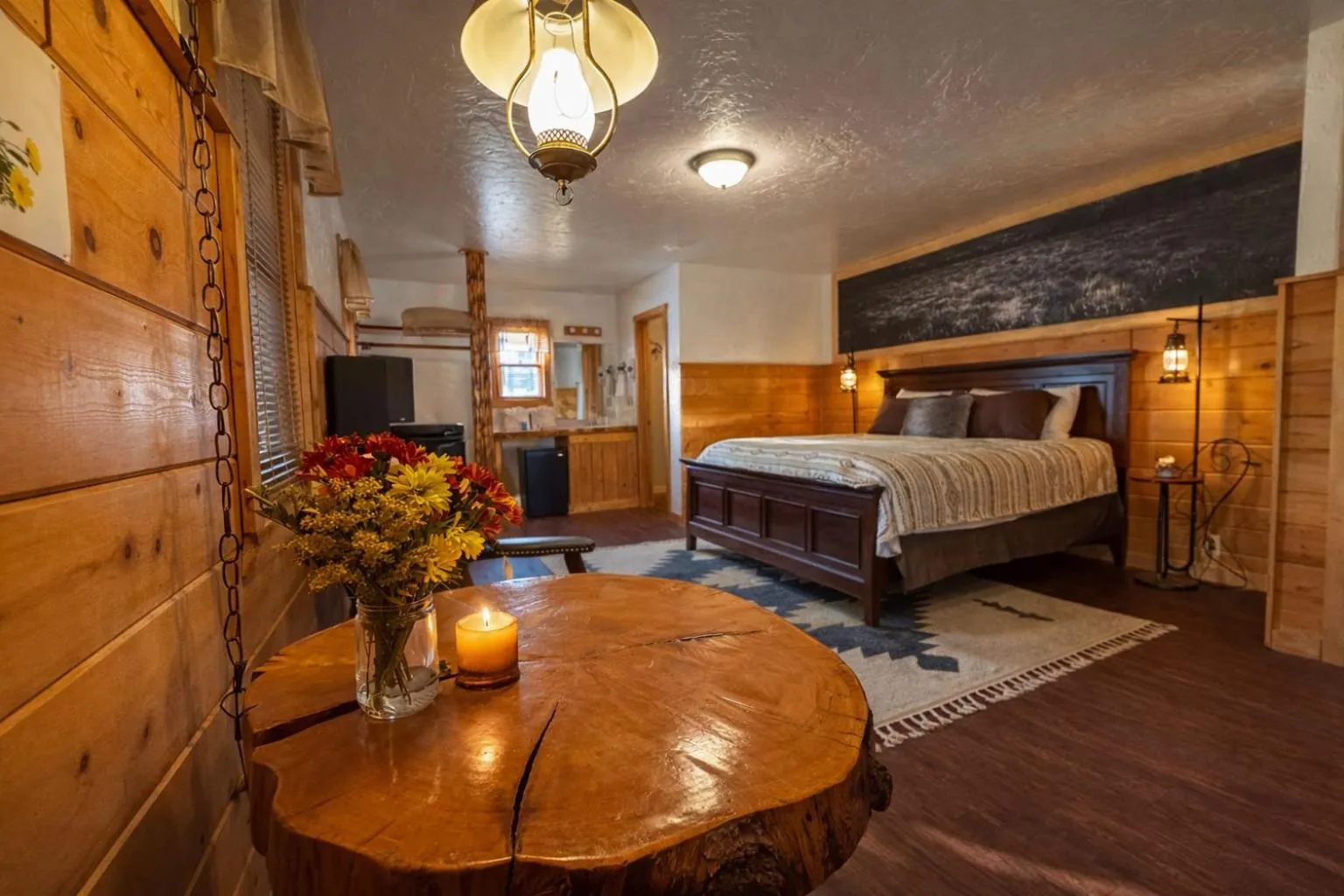 Photo of the whole room, Bed in Chinook Winds Lodge