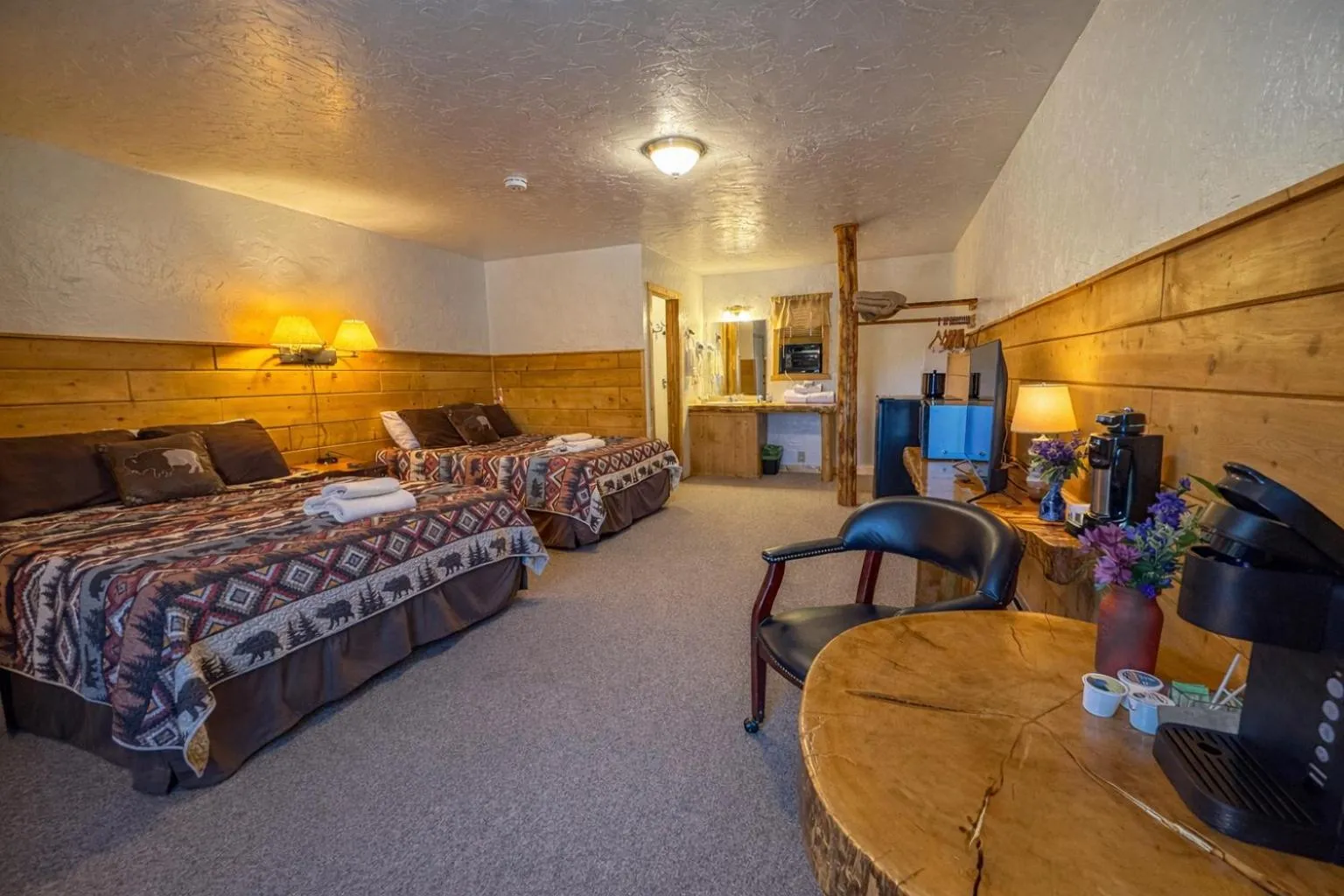 Photo of the whole room, Bed in Chinook Winds Lodge