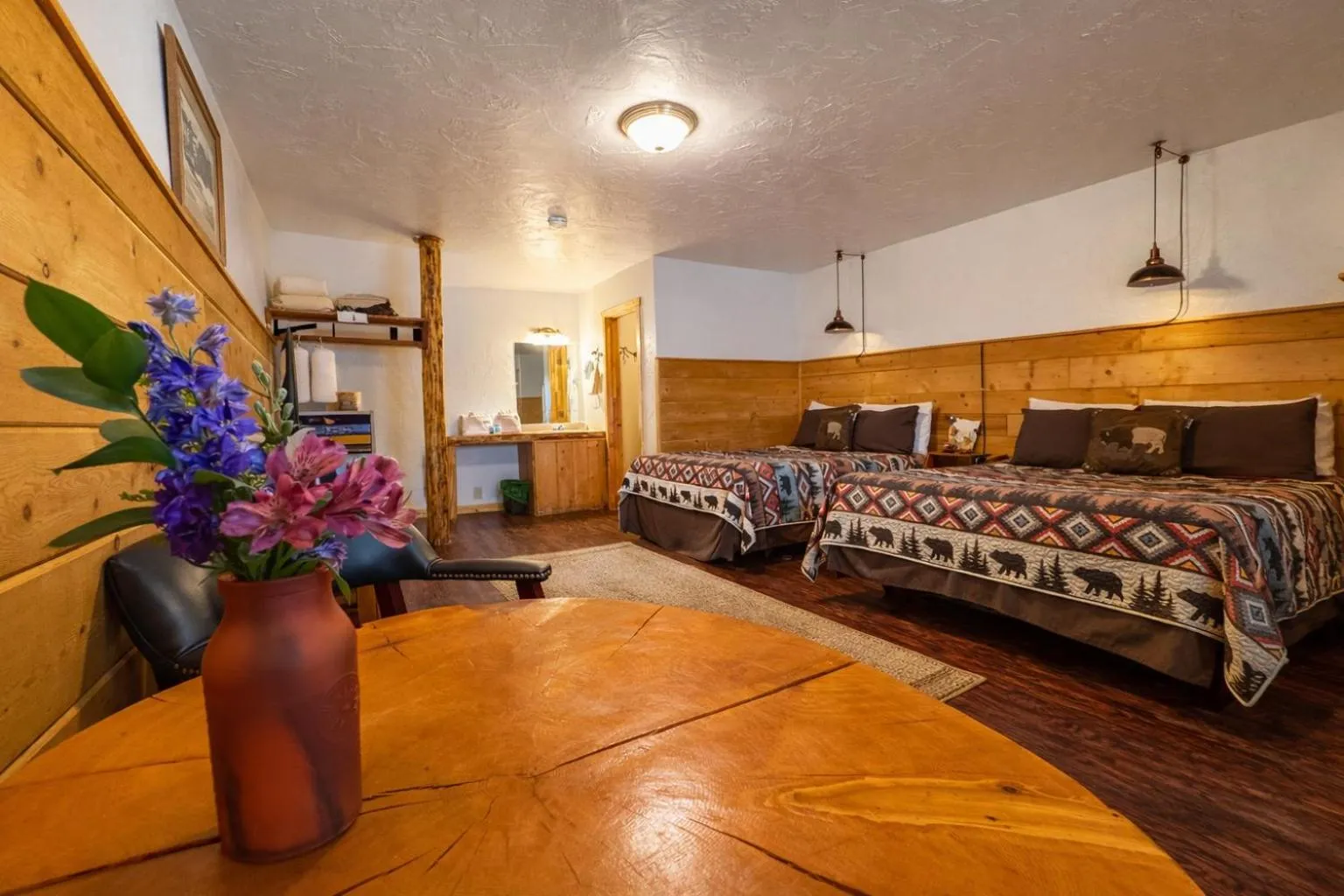 Photo of the whole room, Bed in Chinook Winds Lodge