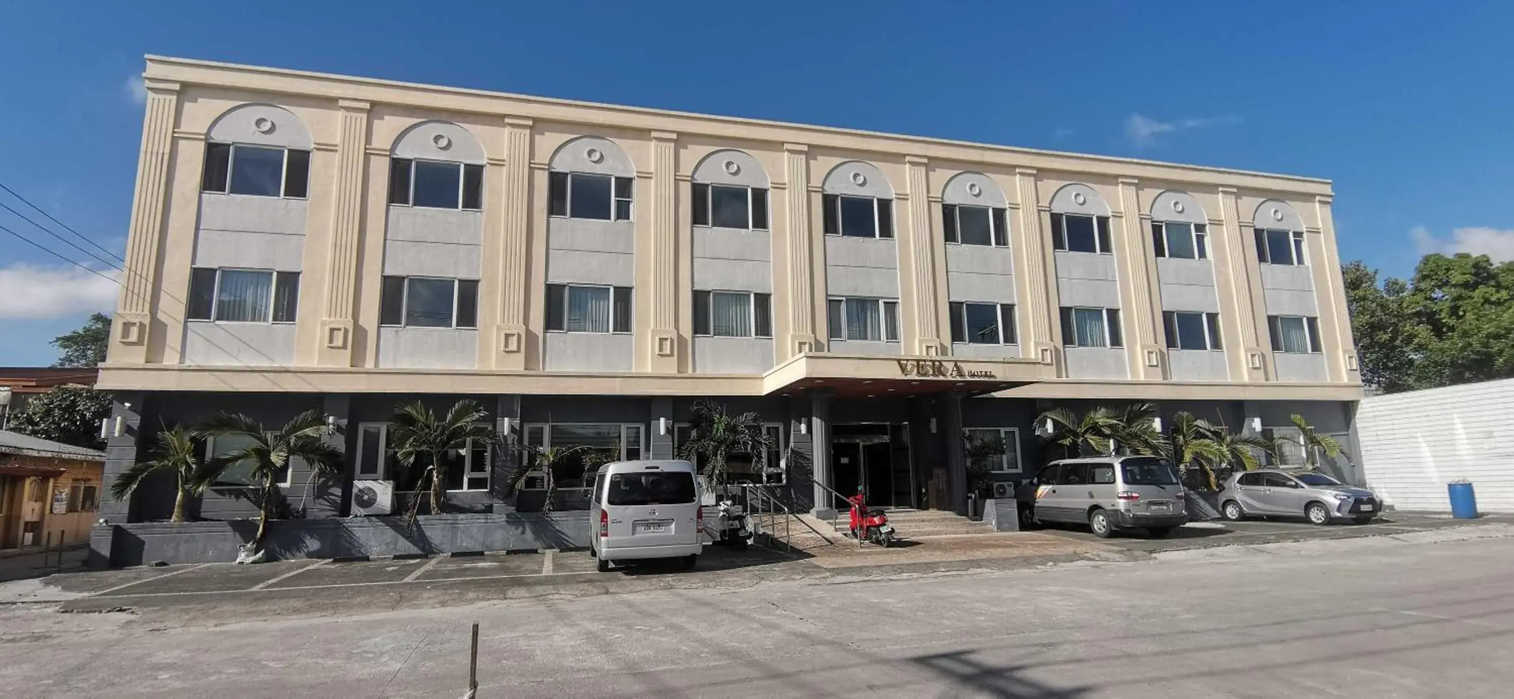 Property building in Townhouse Oak Vera Hotel Near Clark International Airport Property building in Townhouse Oak Vera Hotel Near Clark International Airport