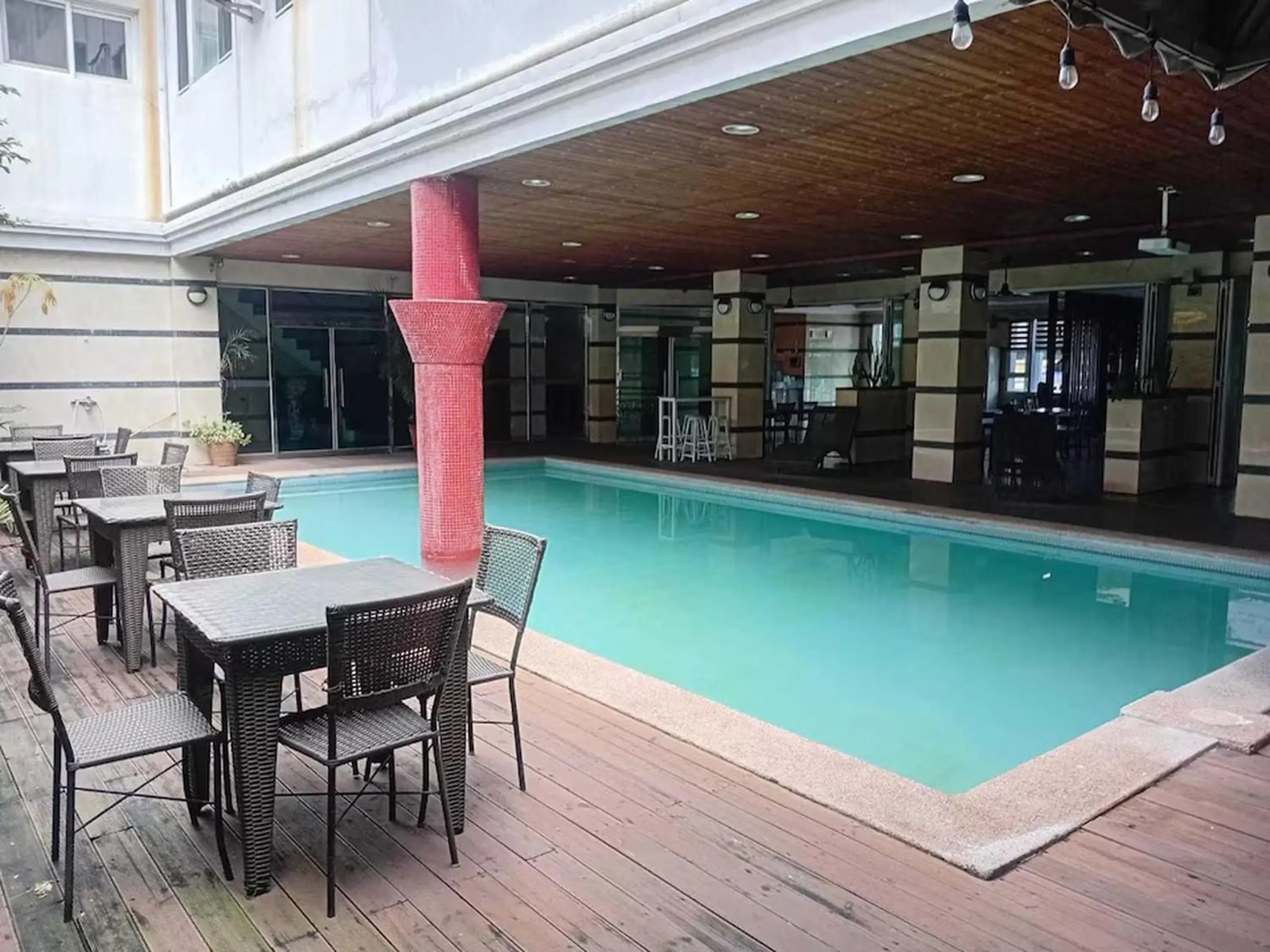 Swimming pool in Townhouse Oak Vera Hotel Near Clark International Airport Swimming pool in Townhouse Oak Vera Hotel Near Clark International Airport