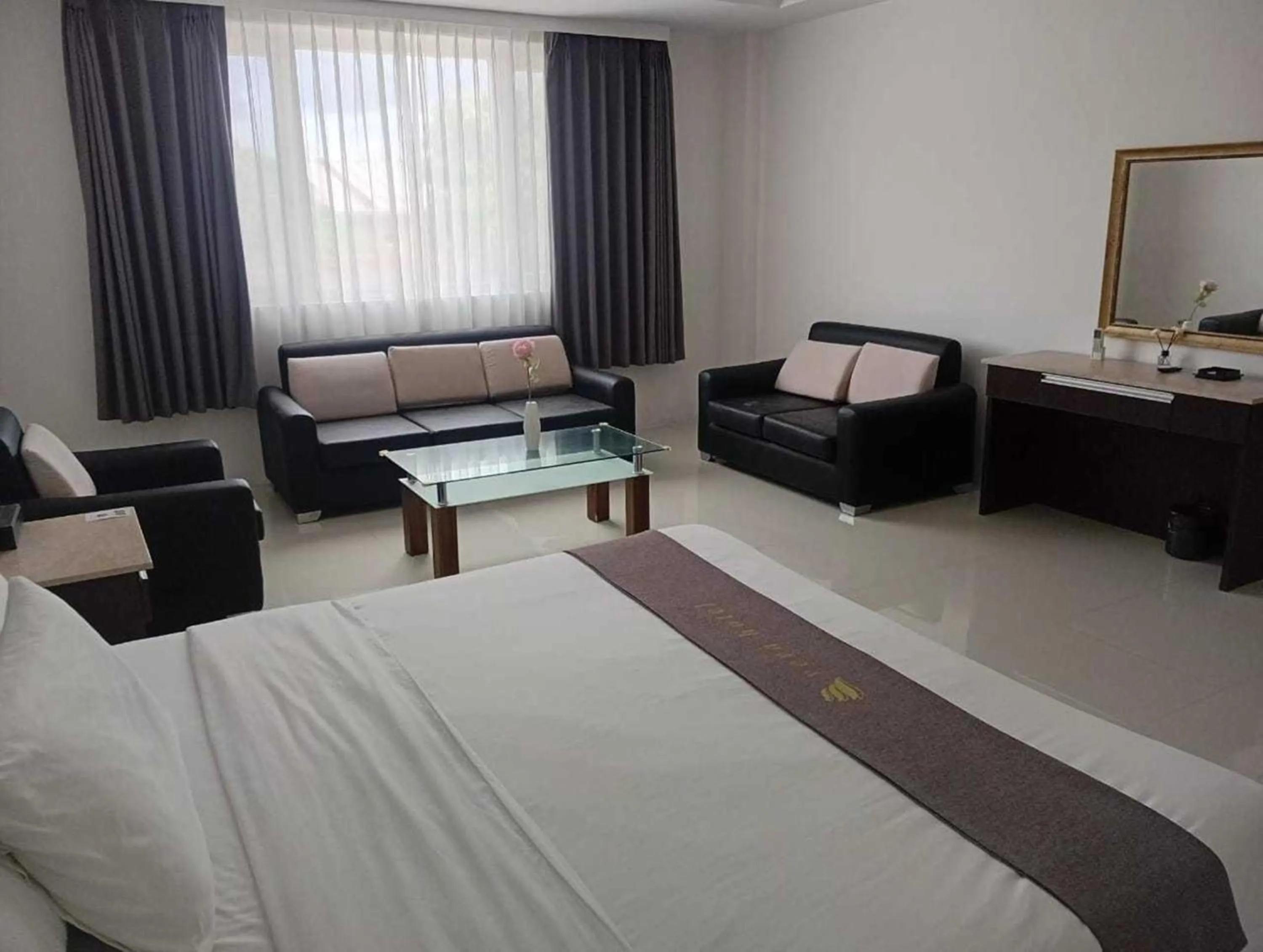 Photo of the whole room, Bed in Townhouse Oak Vera Hotel Near Clark International Airport