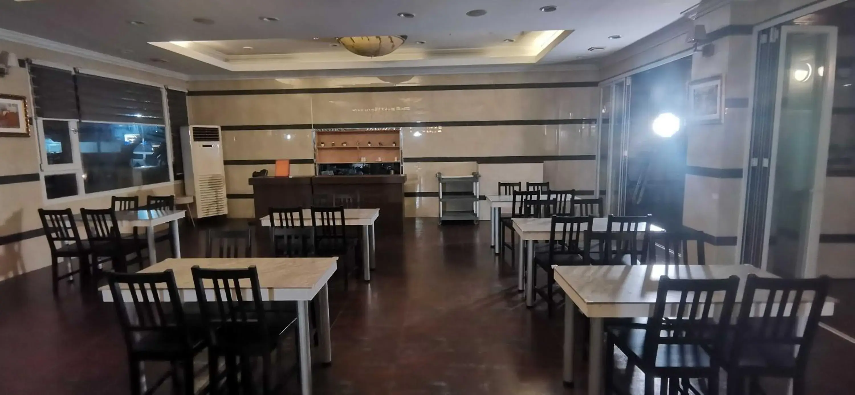 Restaurant/places to eat in Townhouse Oak Vera Hotel Near Clark International Airport Restaurant/places to eat in Townhouse Oak Vera Hotel Near Clark International Airport