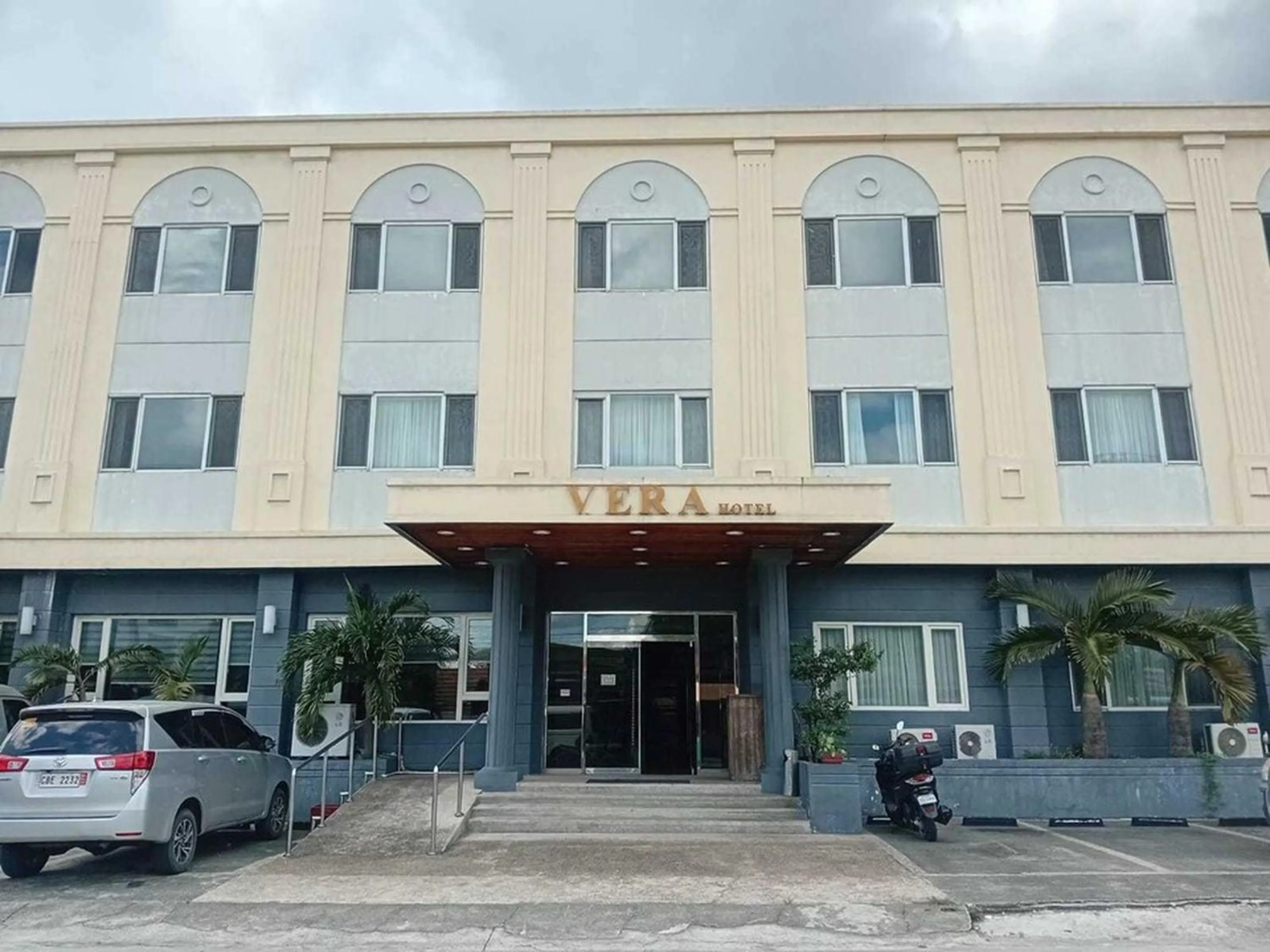 Property building in Townhouse Oak Vera Hotel Near Clark International Airport