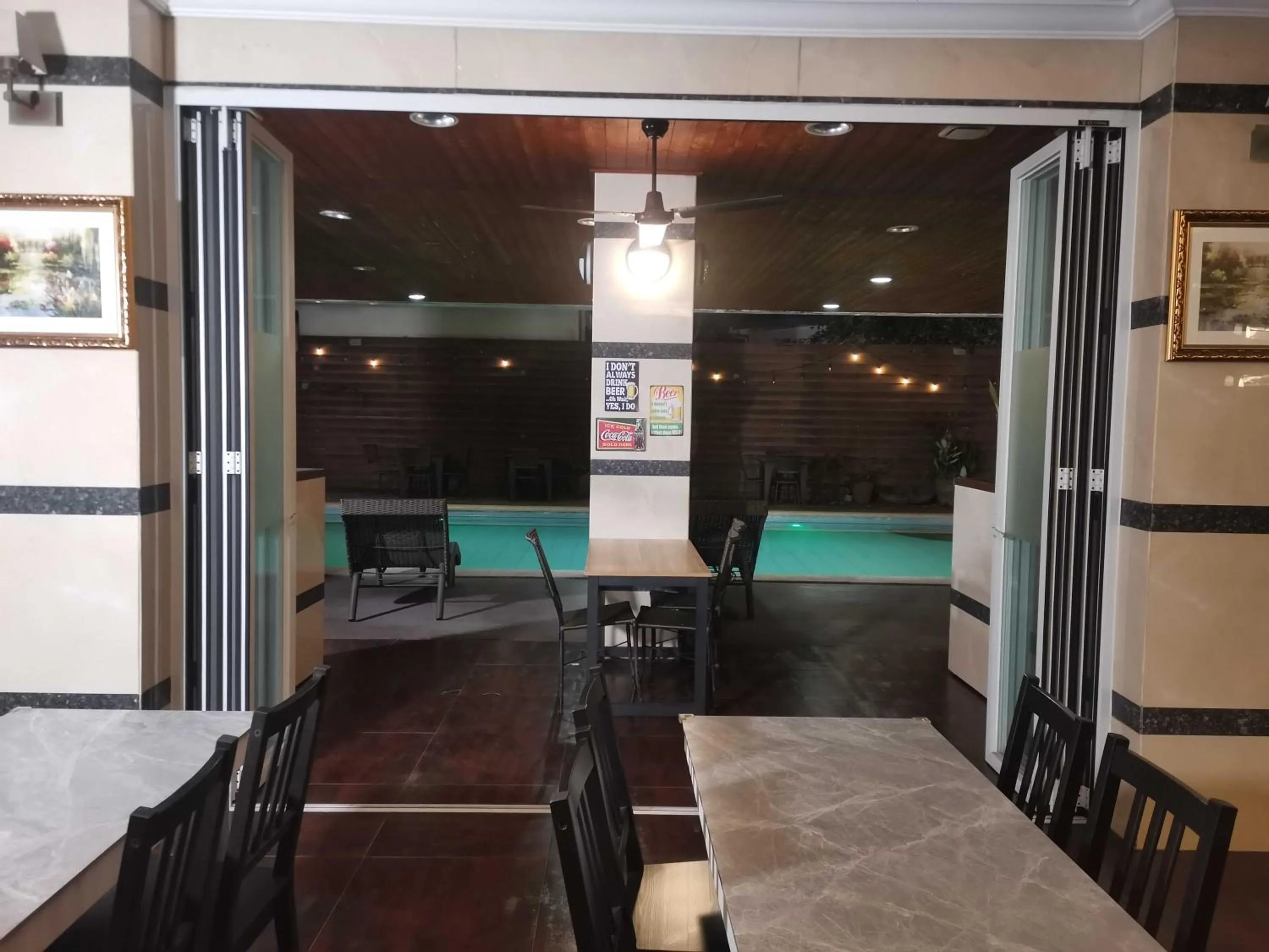 Restaurant/places to eat in Townhouse Oak Vera Hotel Near Clark International Airport