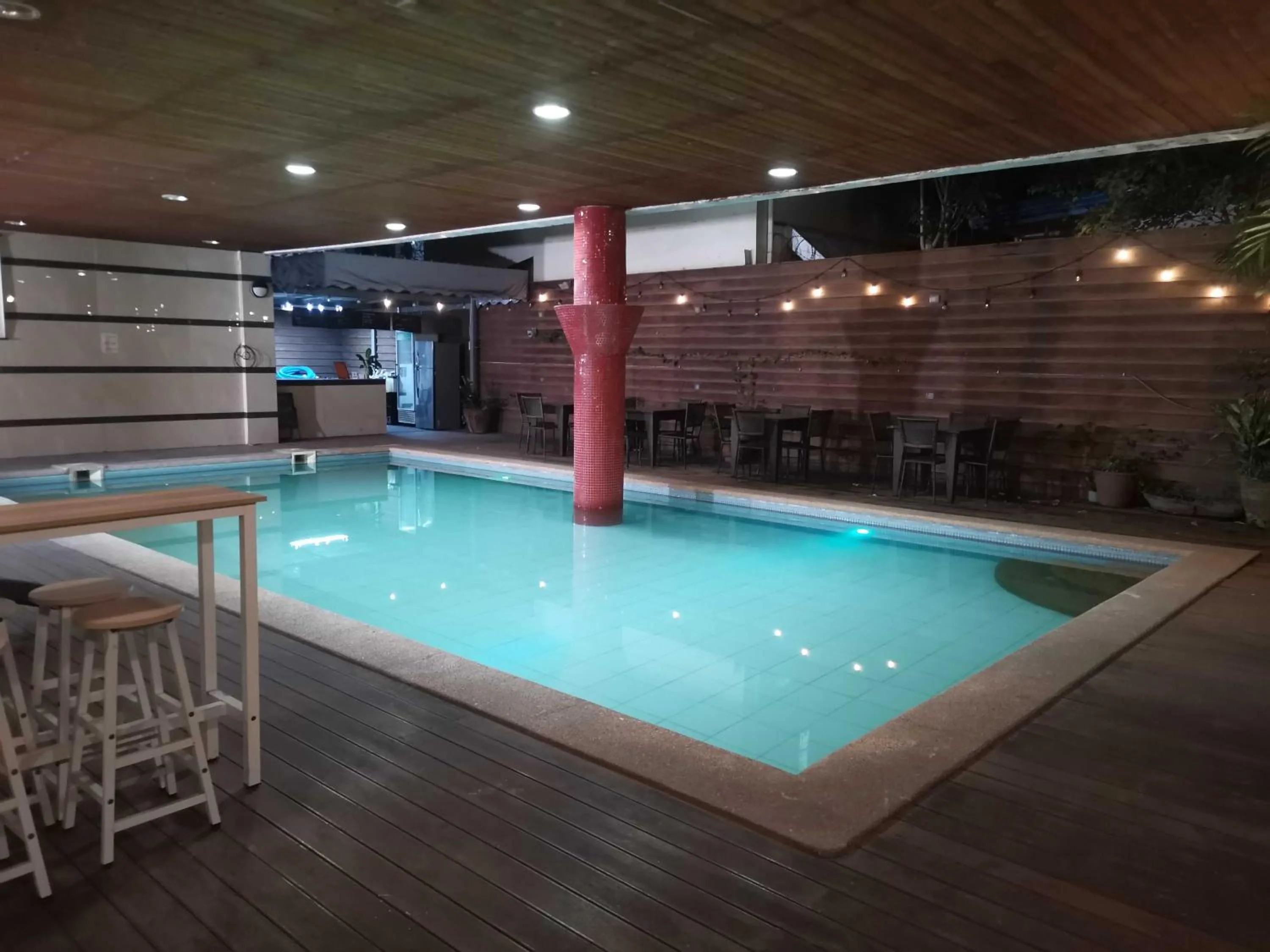Swimming pool in Townhouse Oak Vera Hotel Near Clark International Airport