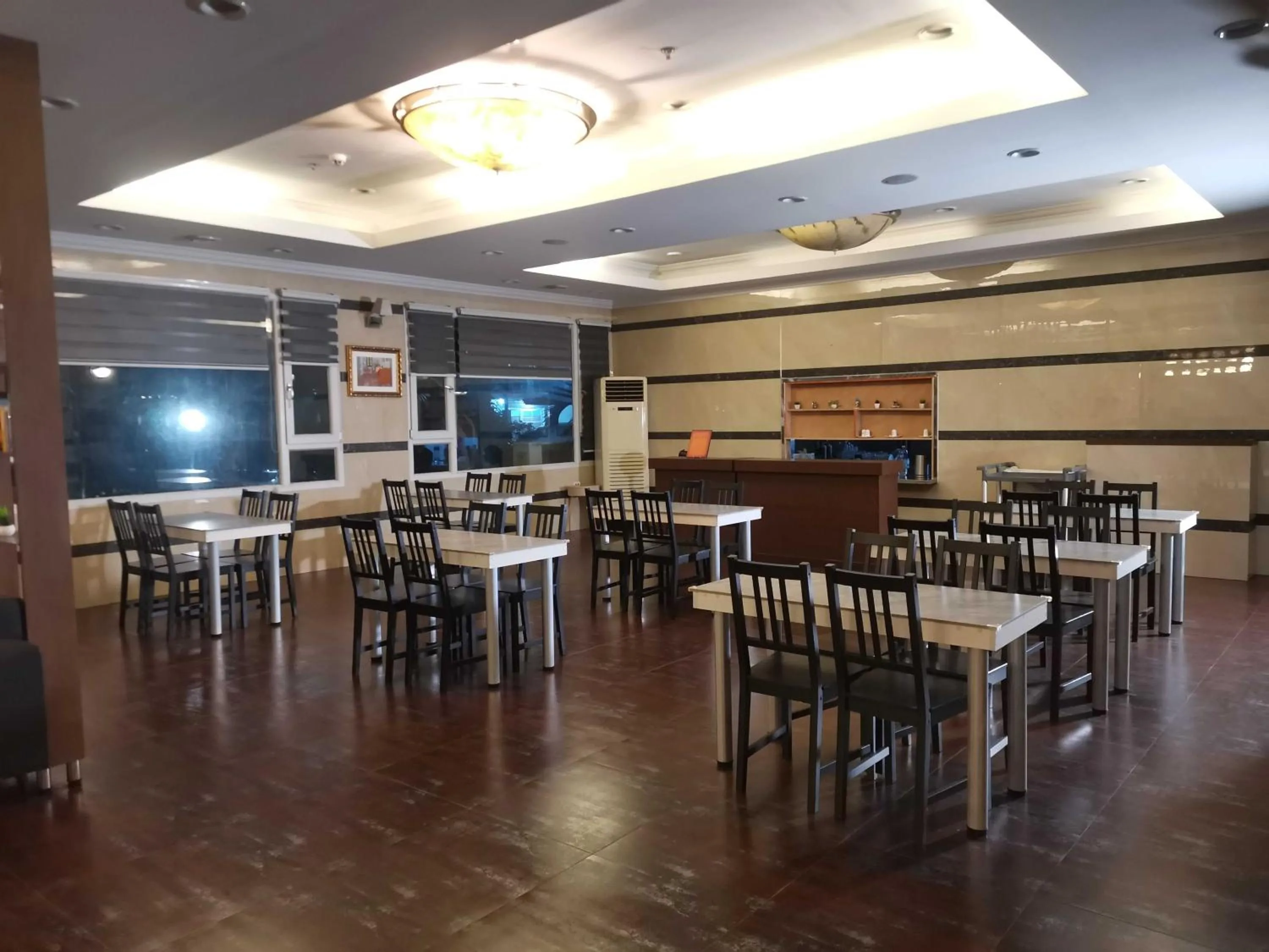 Restaurant/places to eat in Townhouse Oak Vera Hotel Near Clark International Airport