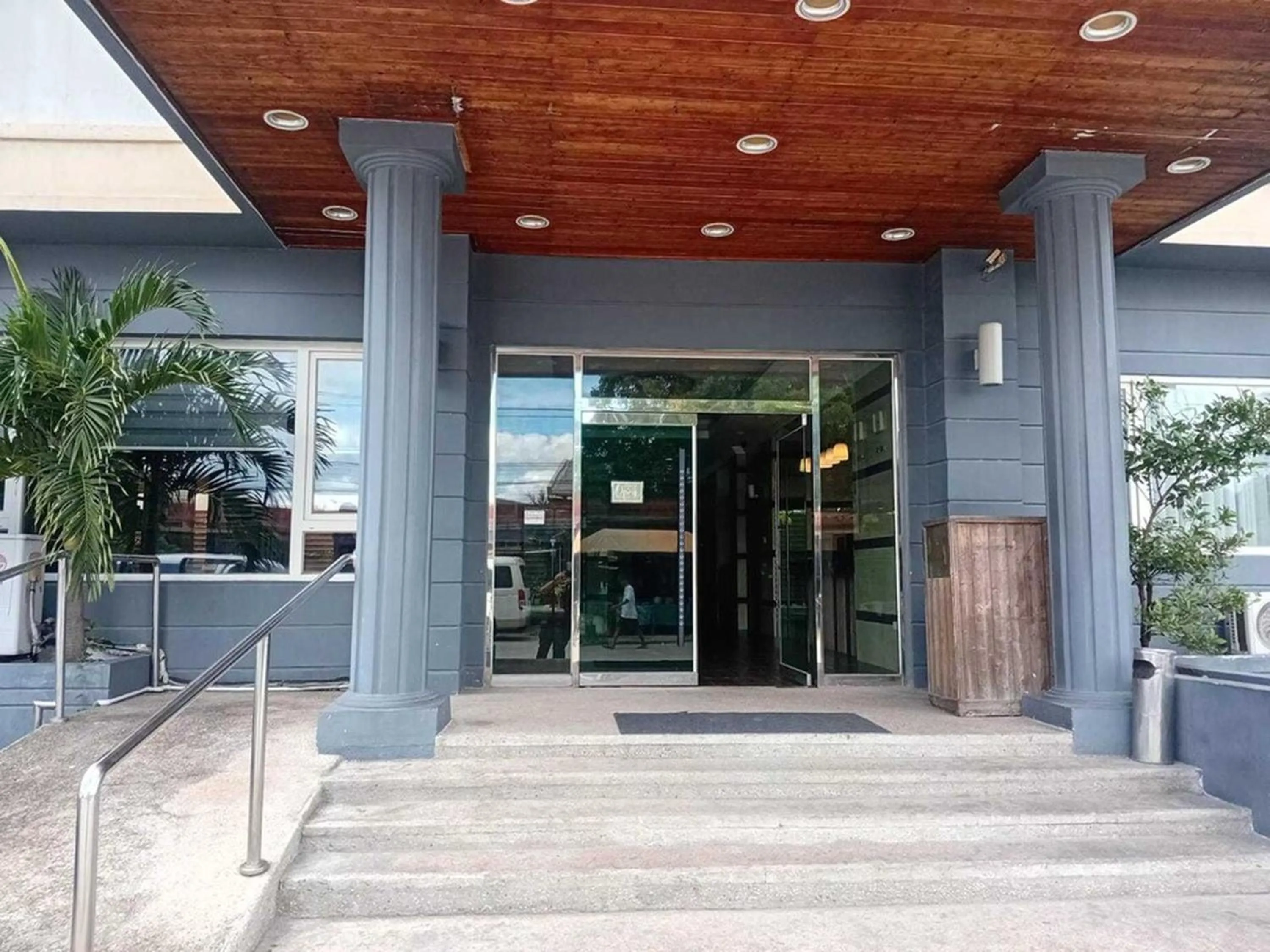 Facade/entrance in Townhouse Oak Vera Hotel Near Clark International Airport