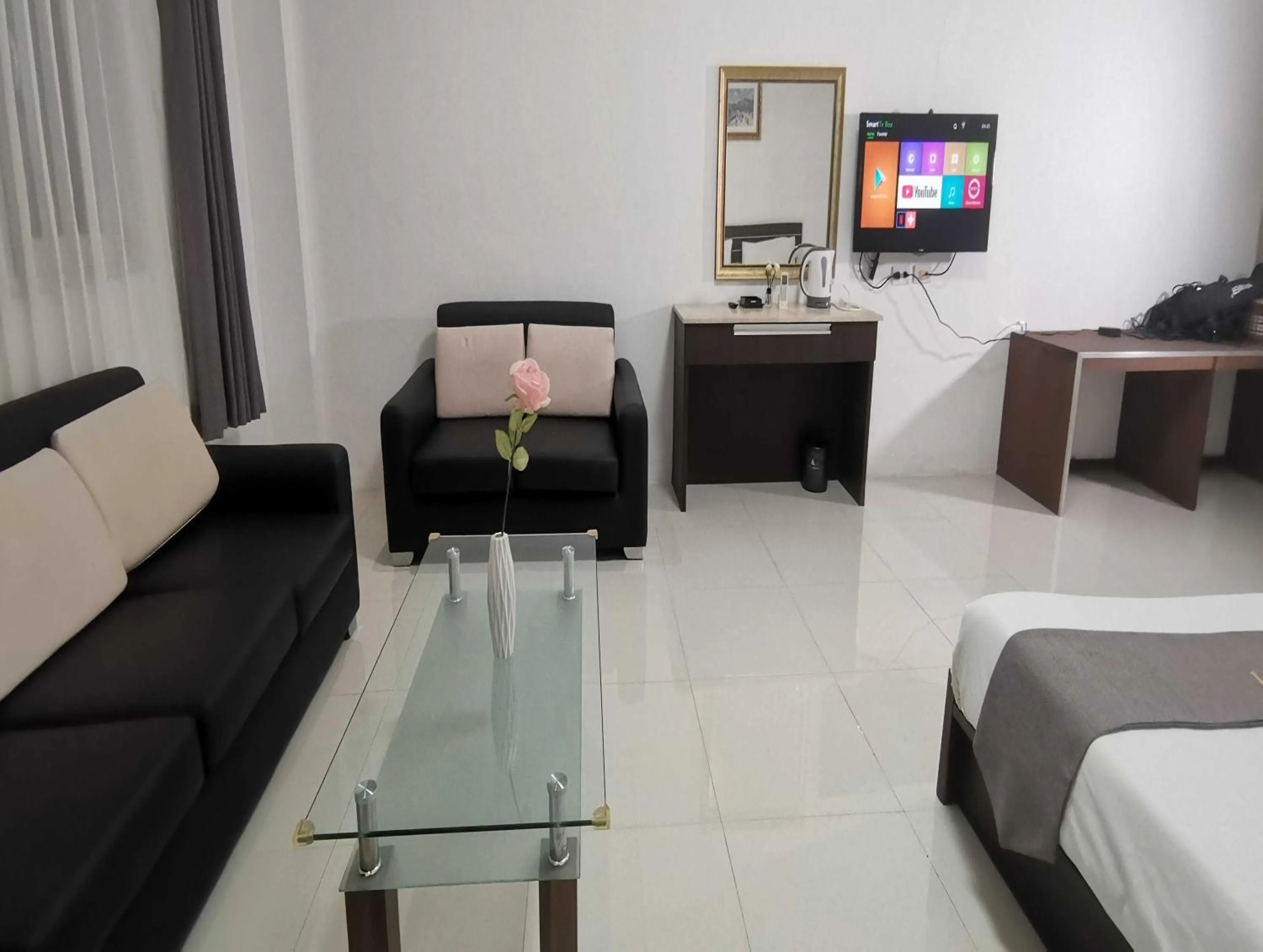 Photo of the whole room, Bed in Townhouse Oak Vera Hotel Near Clark International Airport