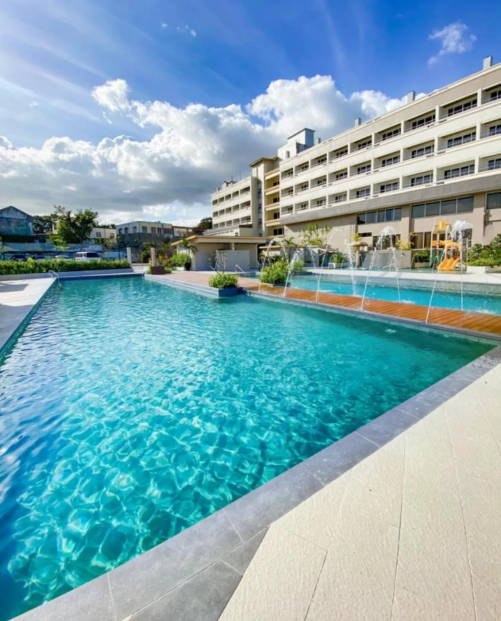Swimming pool in Vermillion Hotel