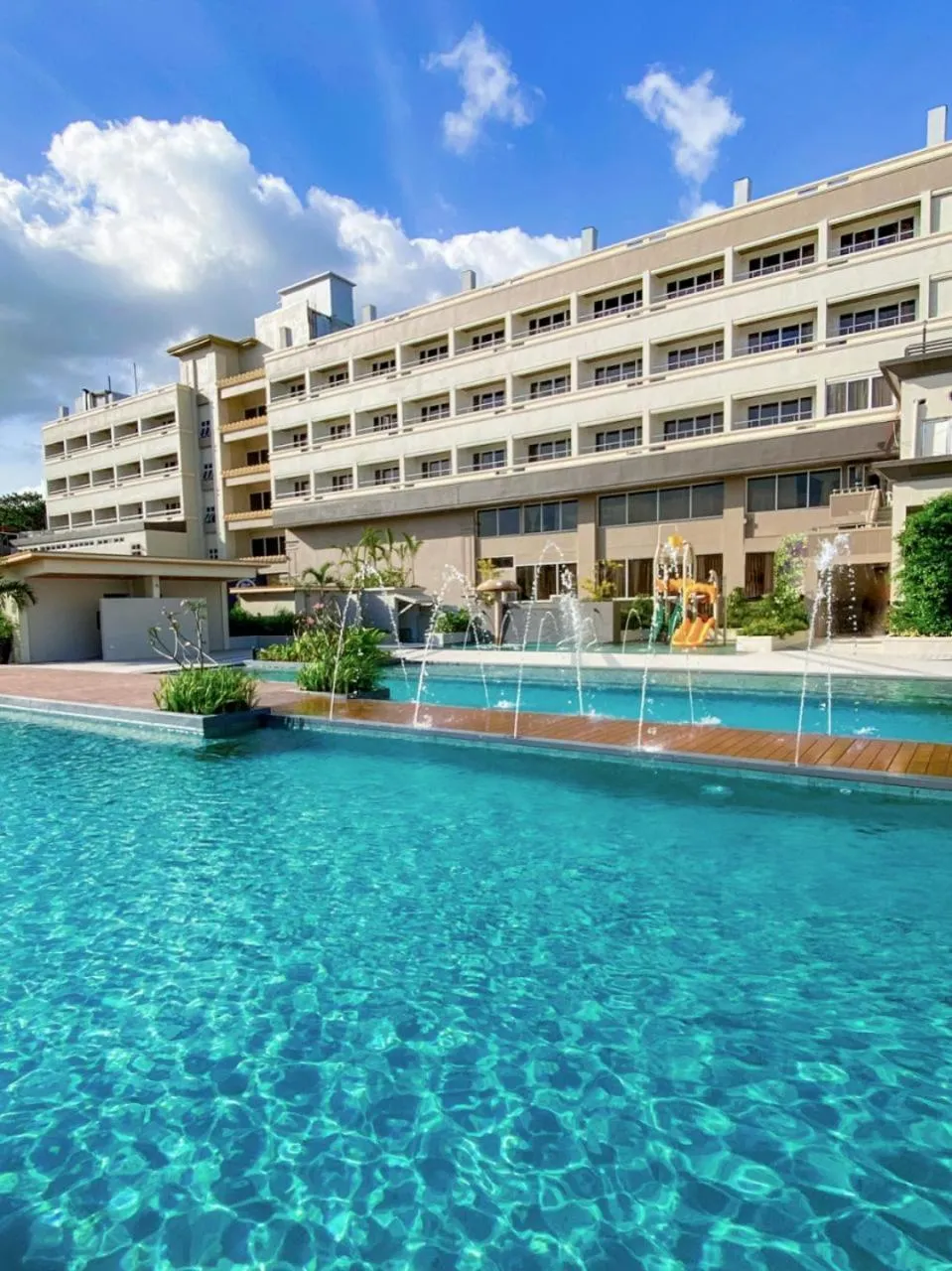 Swimming pool in Vermillion Hotel