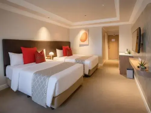 Deluxe Double or Twin Room with Pool View in Vermillion Hotel Deluxe Double or Twin Room with Pool View in Vermillion Hotel