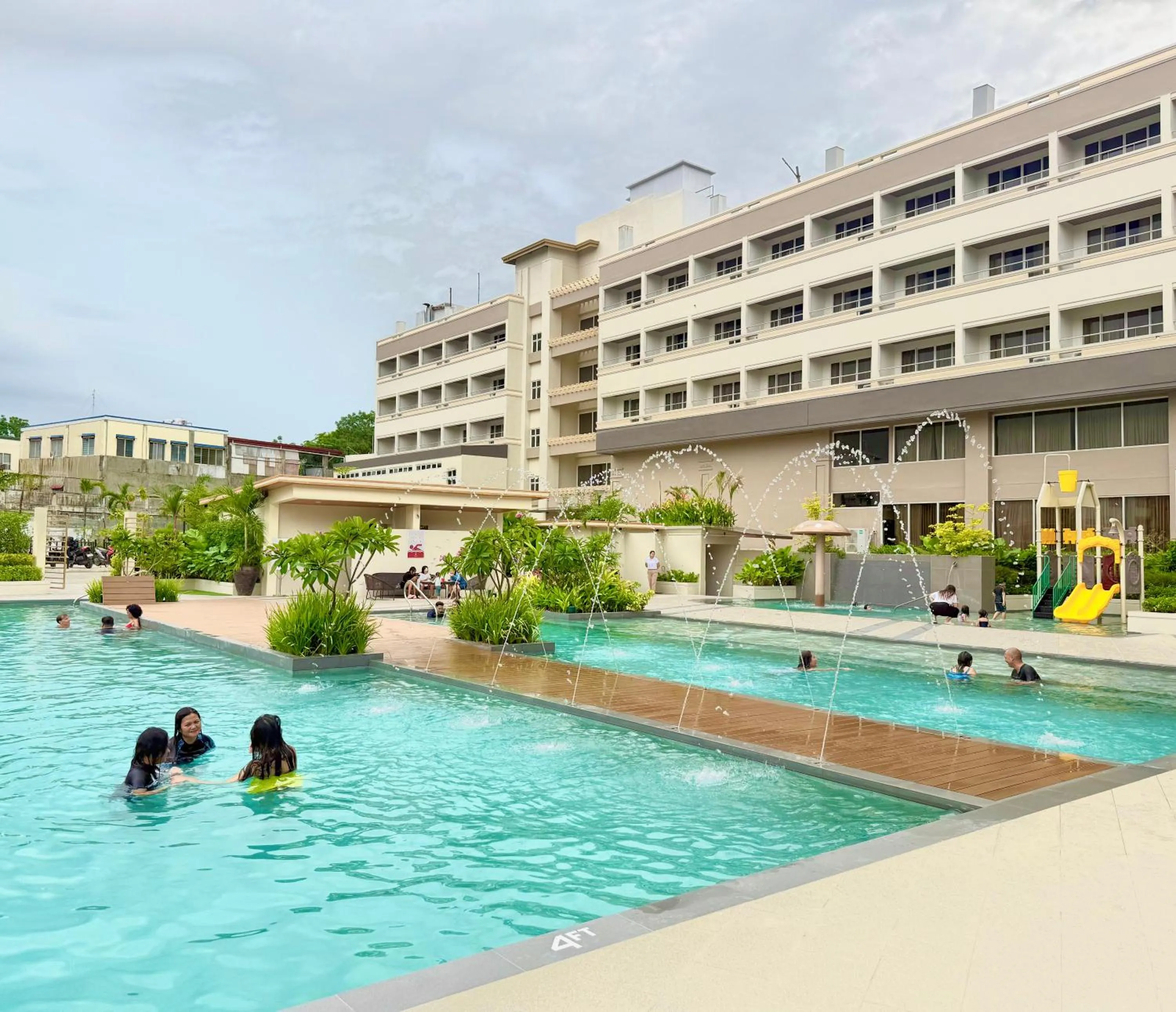 Swimming pool in Vermillion Hotel