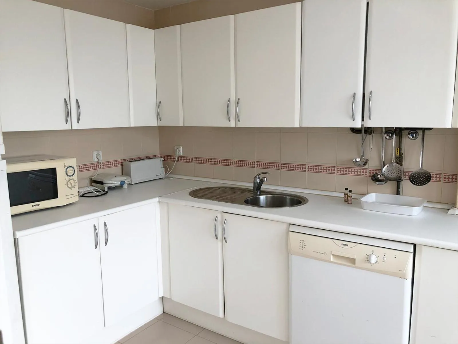 Kitchen or kitchenette in Life Apartments Costa Ballena
