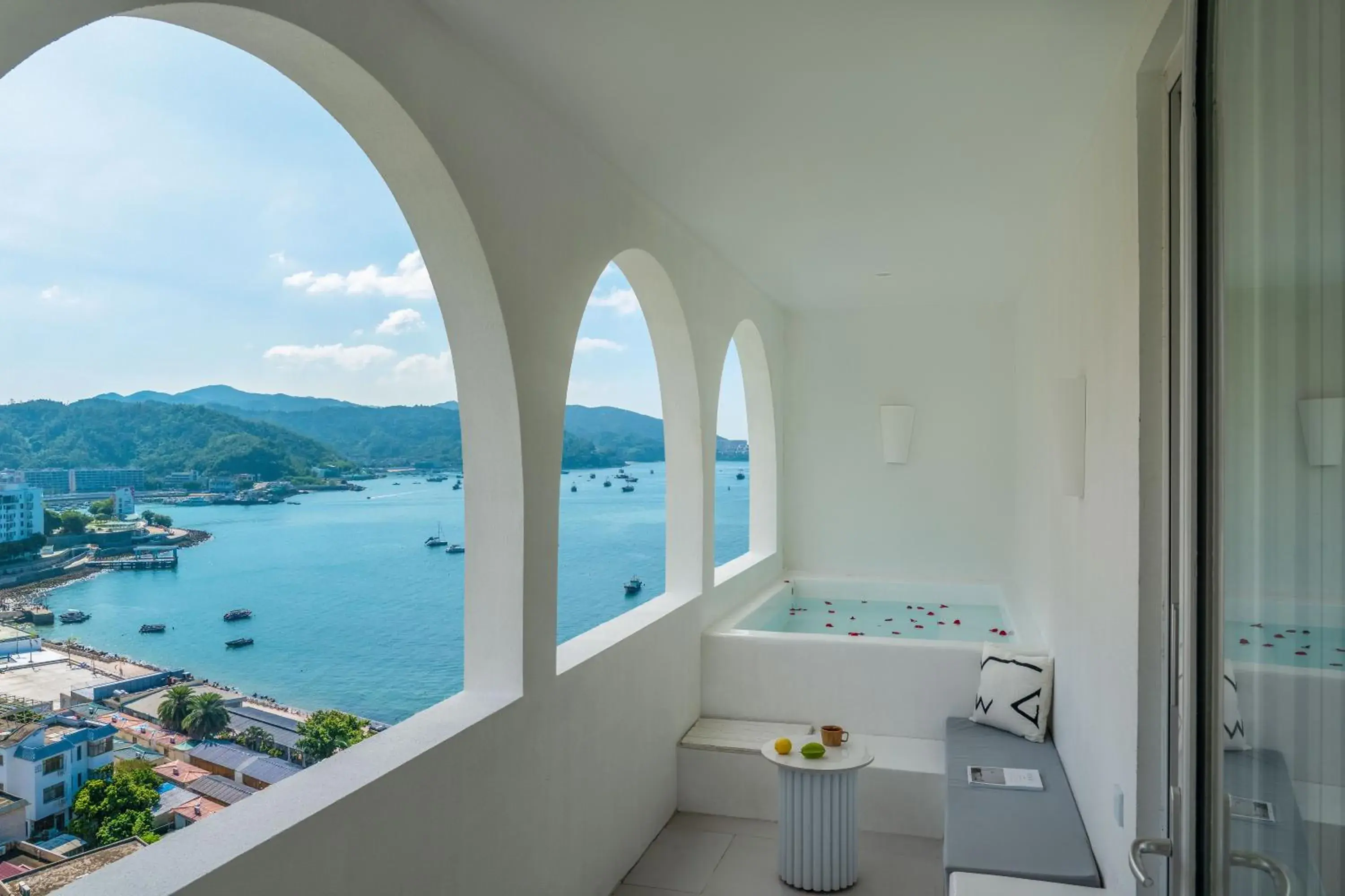 Deluxe Double Room with Bath in Miyue Shenzhen Blue and White Holy Island Cliff Pool Hotel Deluxe Double Room with Bath in Miyue Shenzhen Blue and White Holy Island Cliff Pool Hotel