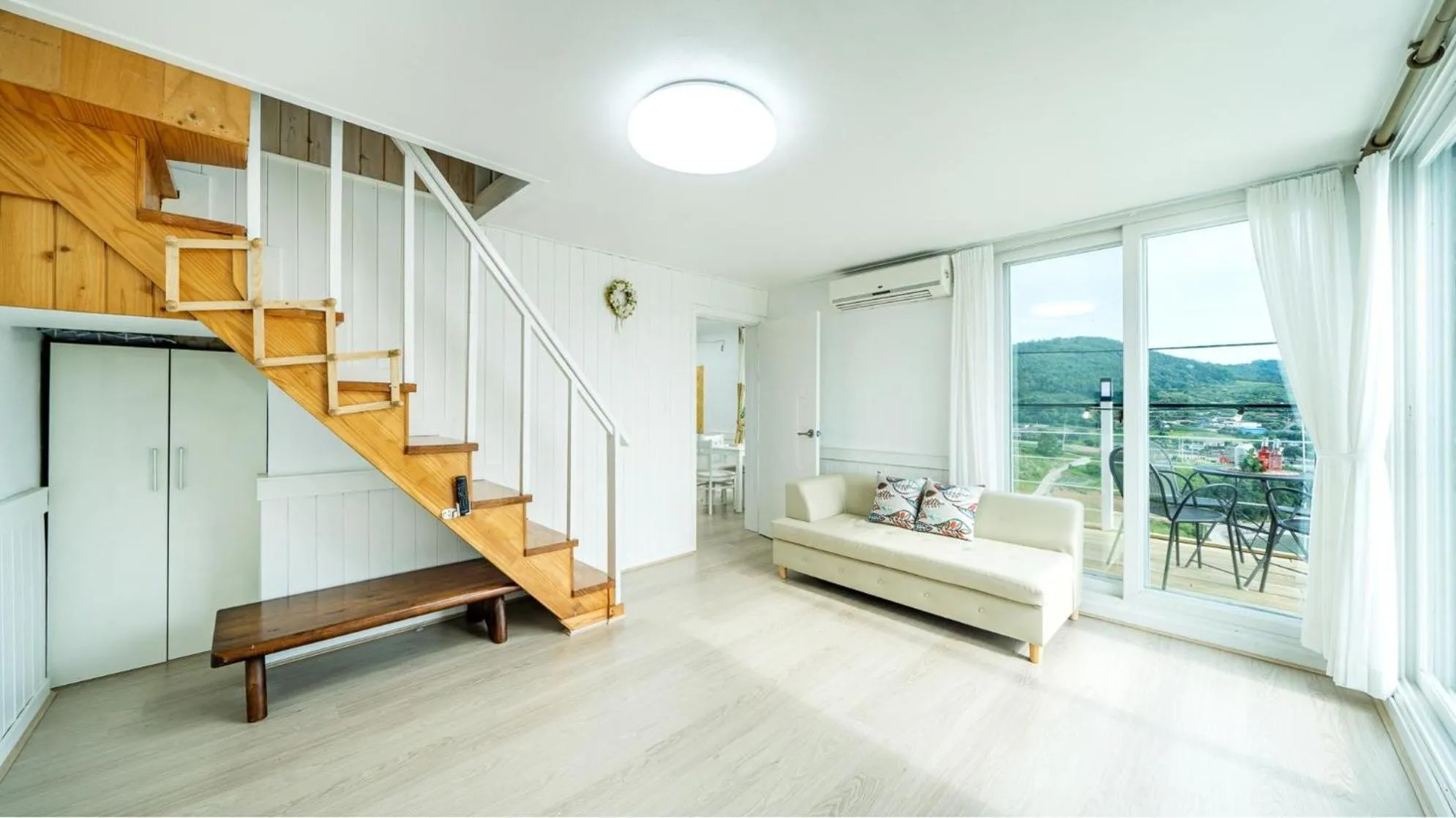 Photo of the whole room in Yeosu Sky Pension