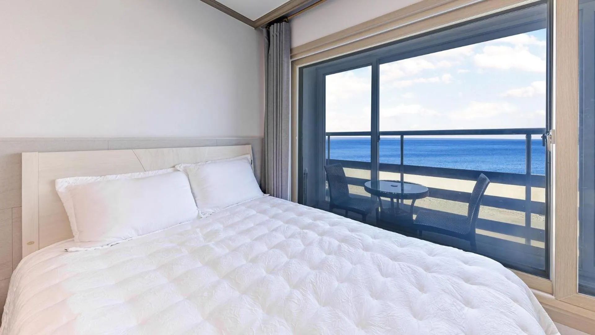 Property building, Bed in Sokcho Bird Island Pension