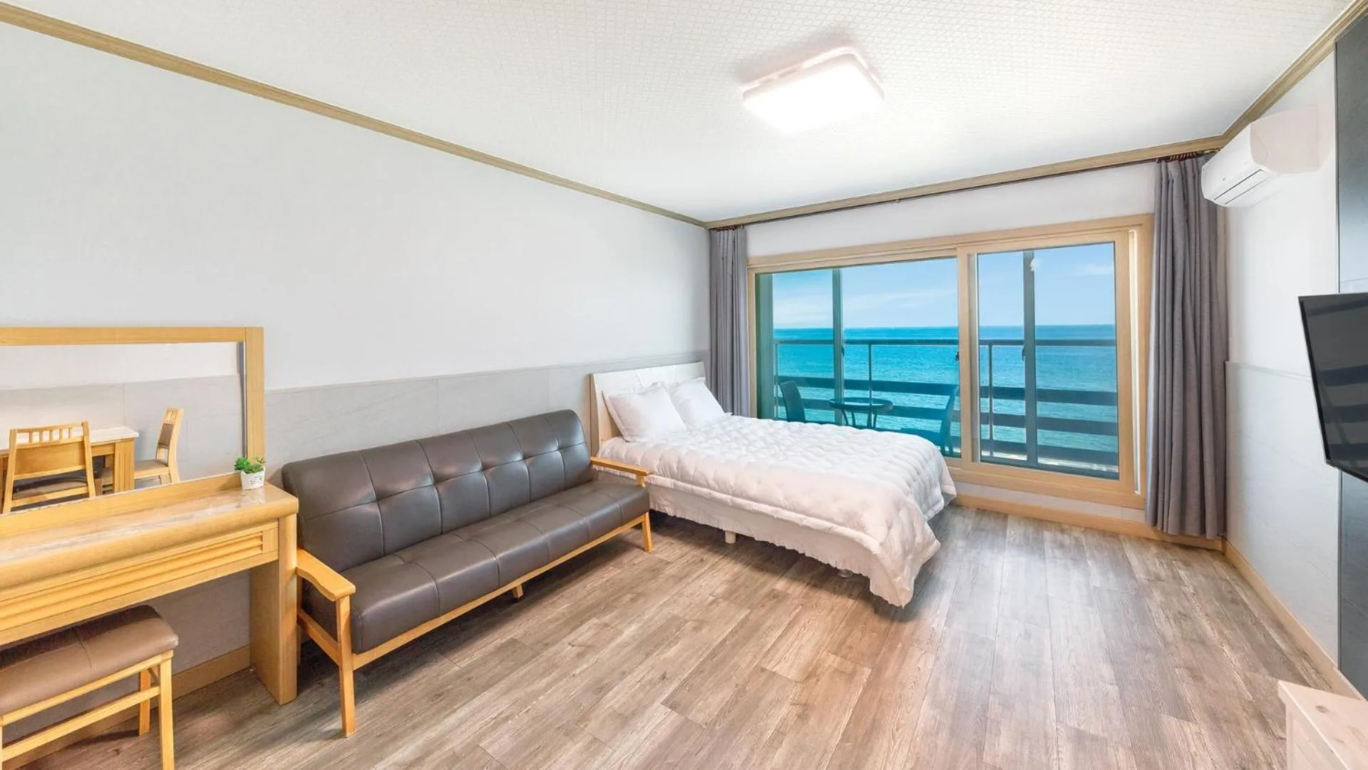 Property building, Bed in Sokcho Bird Island Pension
