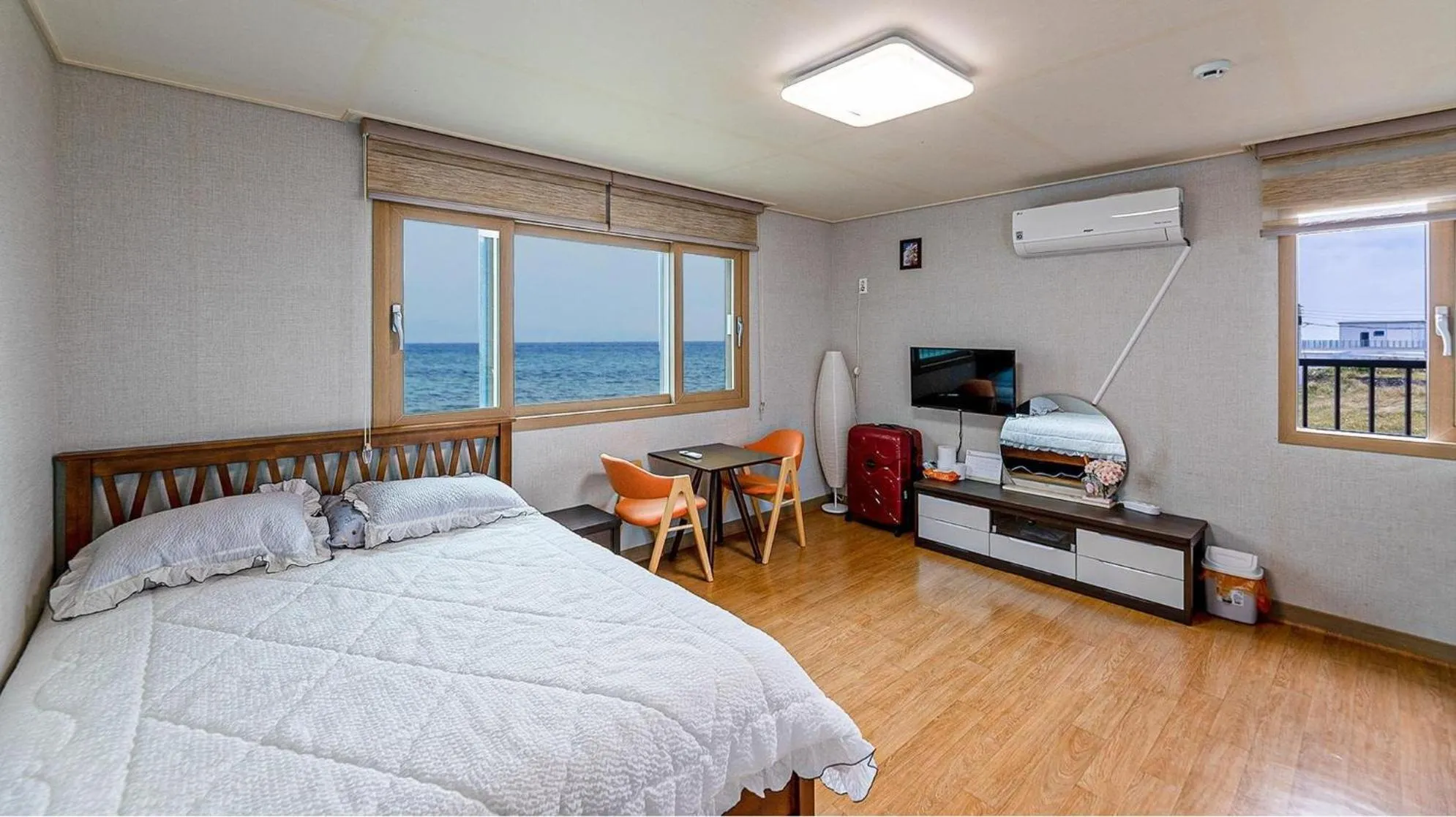 Property building, Bed in Jeju Woljeongri Pungcha Pension