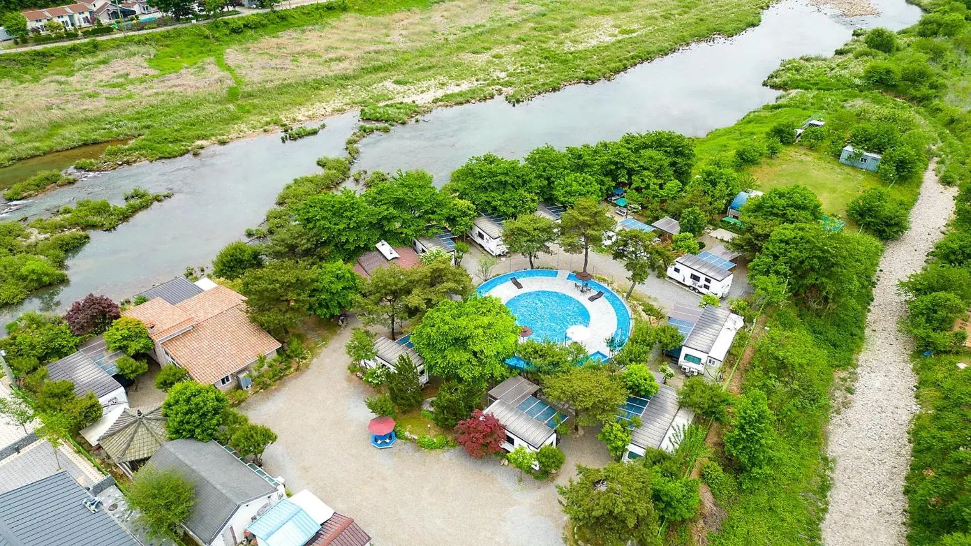 Property building in Gapeyong Donghwa Caravan Property building in Gapeyong Donghwa Caravan