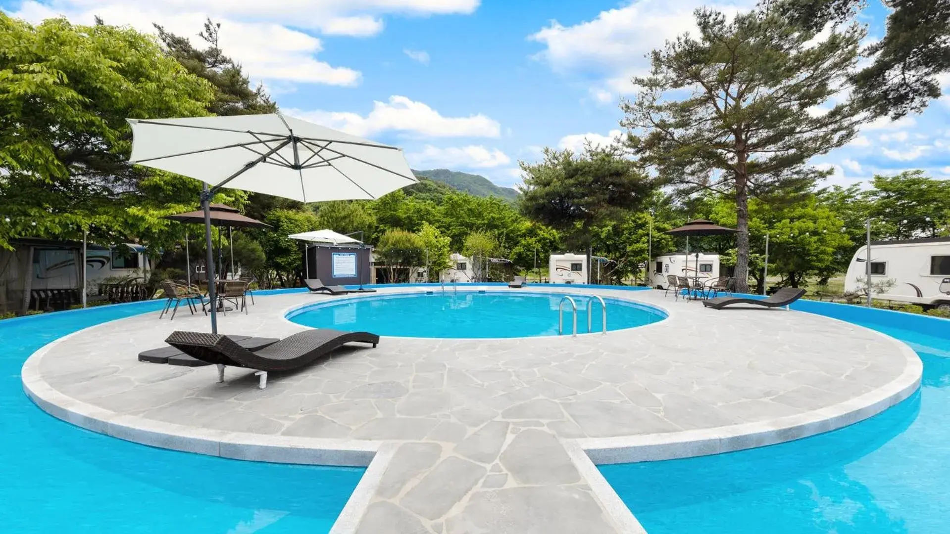 Property building in Gapeyong Donghwa Caravan Property building in Gapeyong Donghwa Caravan