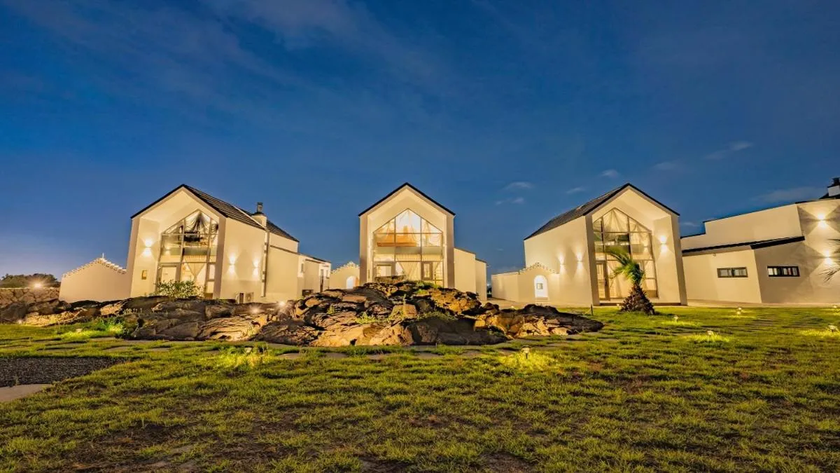 Property building in Jeju Geunalohu Pension